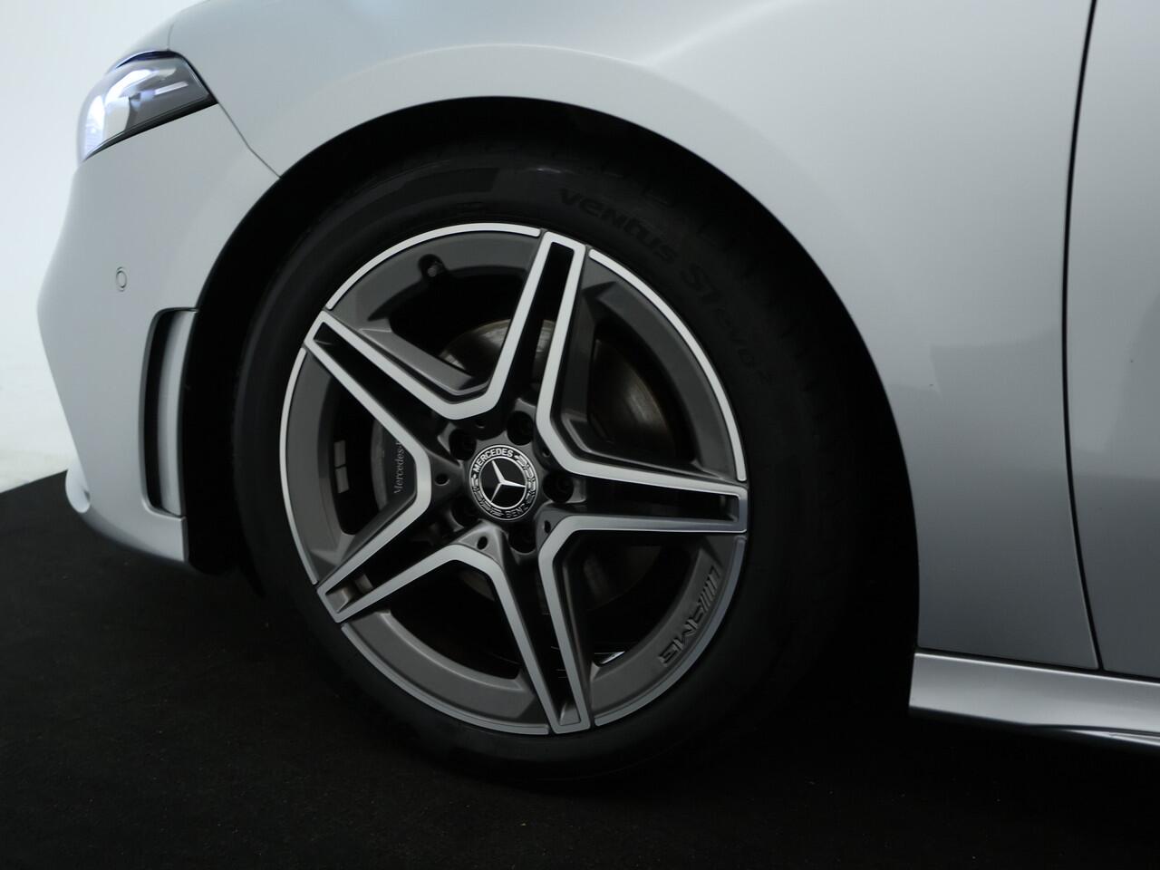 Mercedes-Benz A-KLASSE 160 Business Solution AMG | Parkeerpakket met Camera | Cruise Controle | LED Verlichting | Navigatie | Inclusief 24 maanden Mercedes-Benz Certified garantie voor Europa.