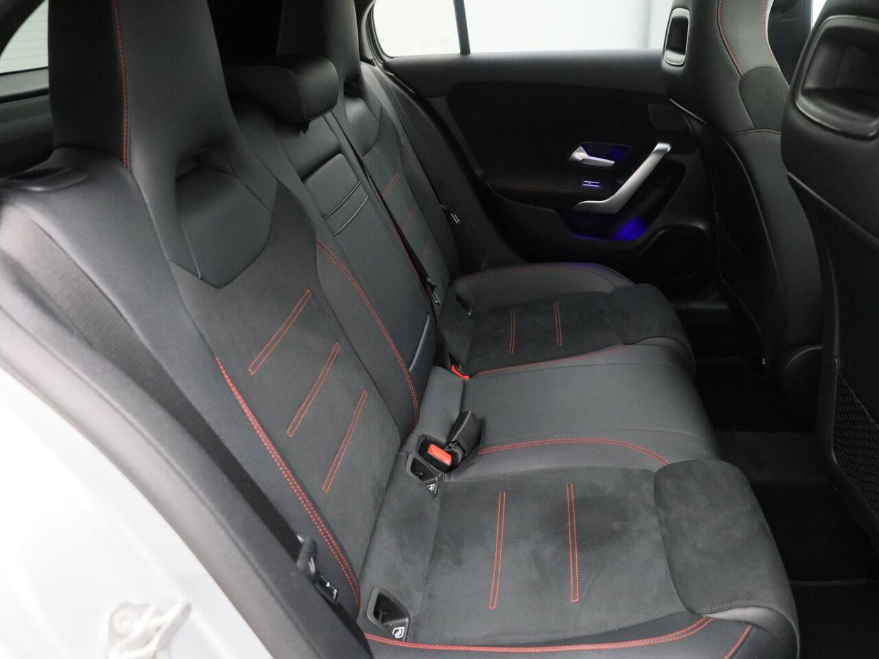 Mercedes-Benz A-KLASSE 180 AMG Line | PANO | CAMERA | KEYLESS | SFEERVERLICHTING | STOELVERW.