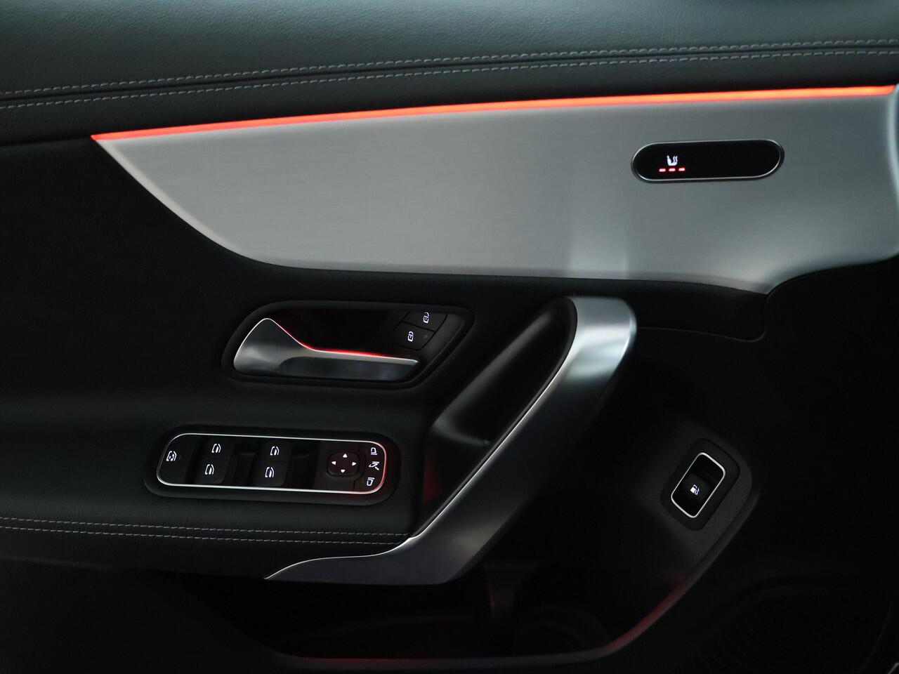 Mercedes-Benz A-KLASSE 250 e AMG Line | AMG Line | Night Pakket | Trekhaak | Lederen Bekleding | Panorama Schuif-Kanteldak | Sfeerverlichting | Inclusief 24 maanden MB Certified garantie voor Europa.