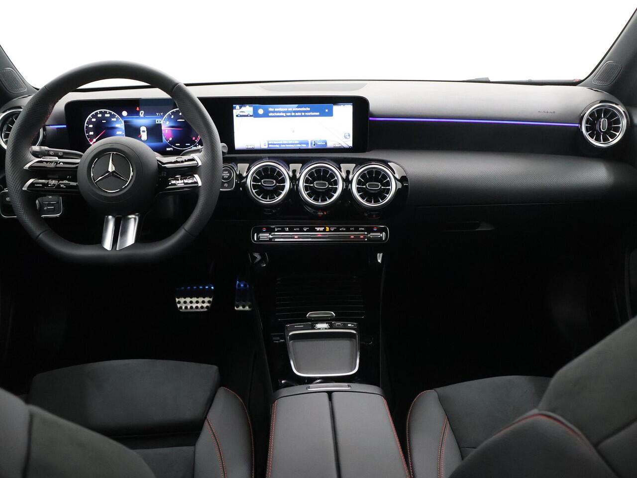 Mercedes-Benz A-KLASSE 180 Business Solution AMG | Elektrisch bedienbaar panorama-dak | Achteruitrijcamera | 19inch Multispaak velgen | Mulitbeam koplampen