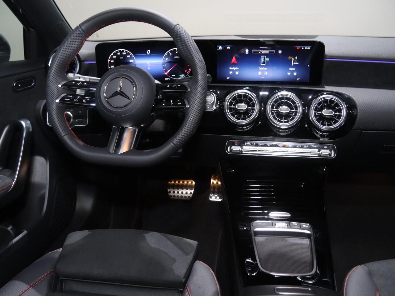 Mercedes-Benz A-KLASSE 180 Business Solution AMG | Panoramaschuifdak | Stoelverwarming | Achteruitrijcamera | MULTIBEAM LED |