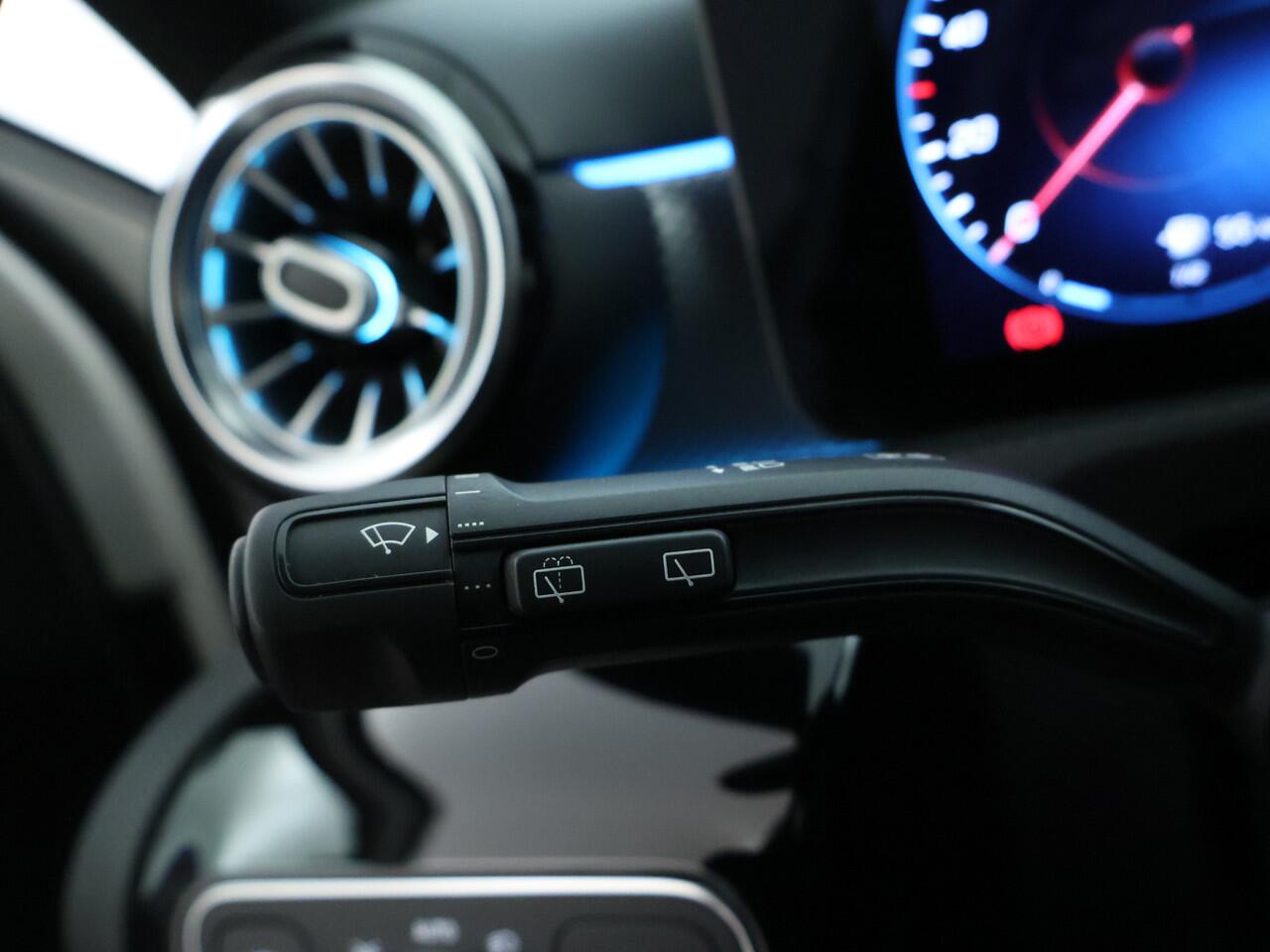 Mercedes-Benz A-KLASSE 180 Business Solution Luxury | Sfeerverlichting | Achteruitrijcamera | Led koplampen | Stoelverwarming | MBUX Augmented reality voor navigatie. Inclusief 24 maanden MB Certified garantie voor Europa.