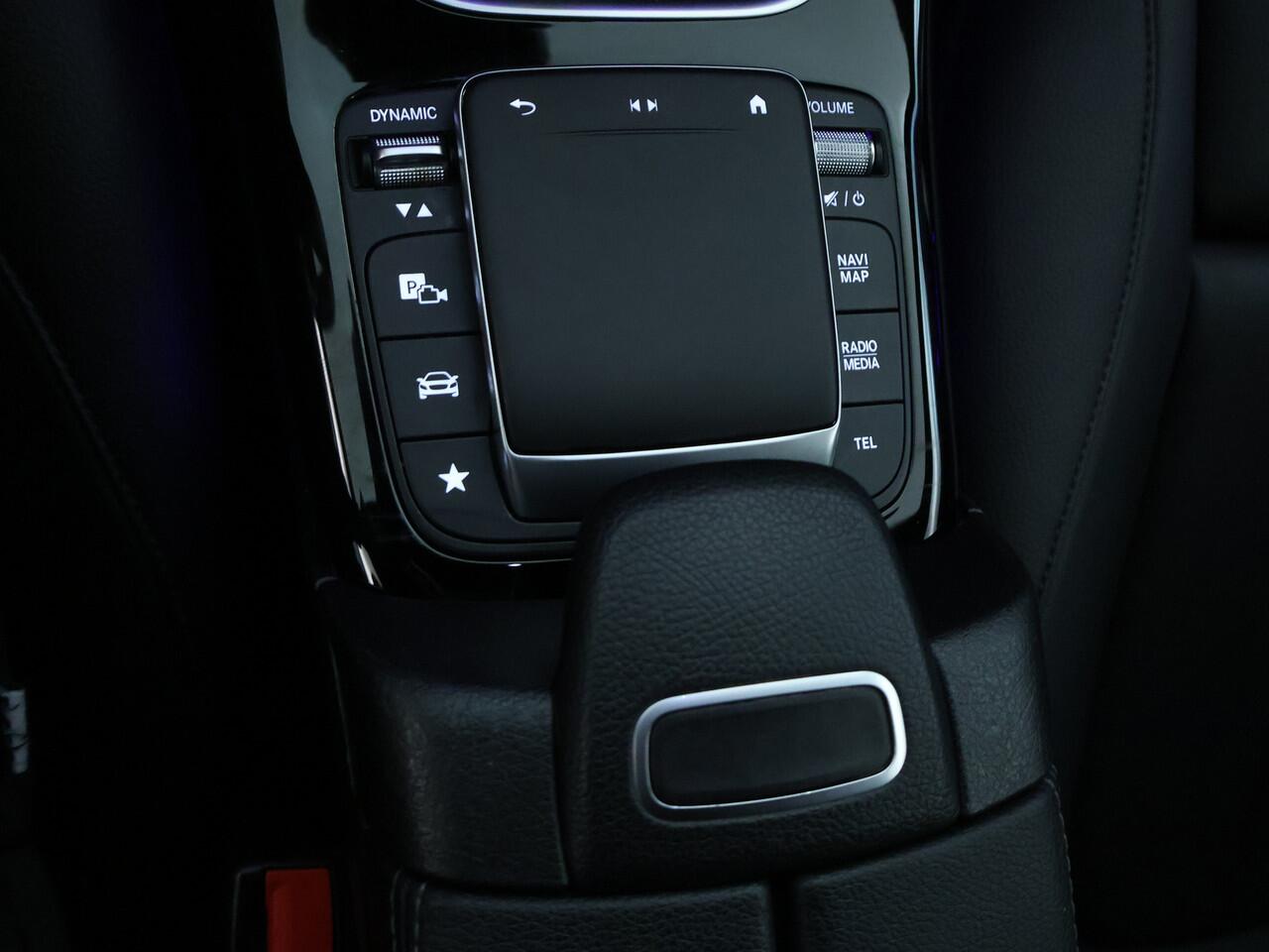 Mercedes-Benz A-KLASSE 160 Business Solution Luxury | Achteruitrijcamera | Sfeerverlichting | Stoelverwarming | Leder | Apple Carplay | Inclusief 24 maanden MB Certified garantie voor Europa.