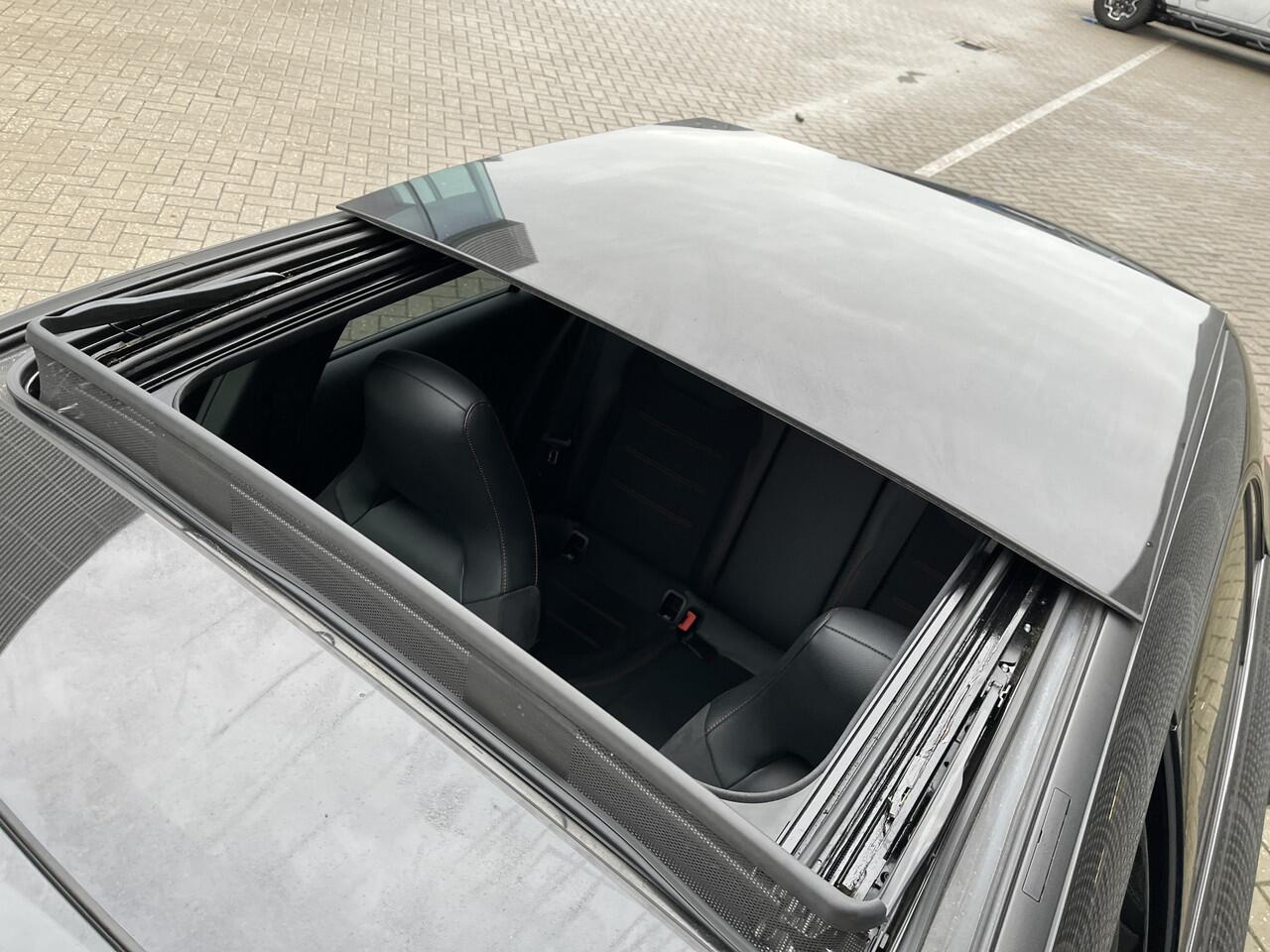 Mercedes-Benz A-KLASSE 250 e AMG Line / Pano / Navigatie / App connect / Camera / Parkeersensoren V+A / Stoelverwarming /