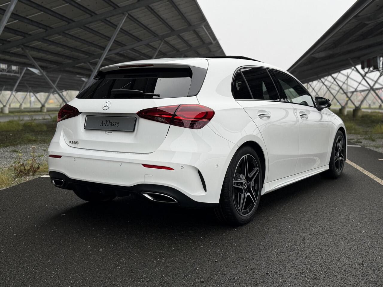 Mercedes-Benz A-KLASSE 180 Business Solution AMG | Night | Panoramadak | Sfeerverlichting | Stoelverwarming | Parkeercamera |