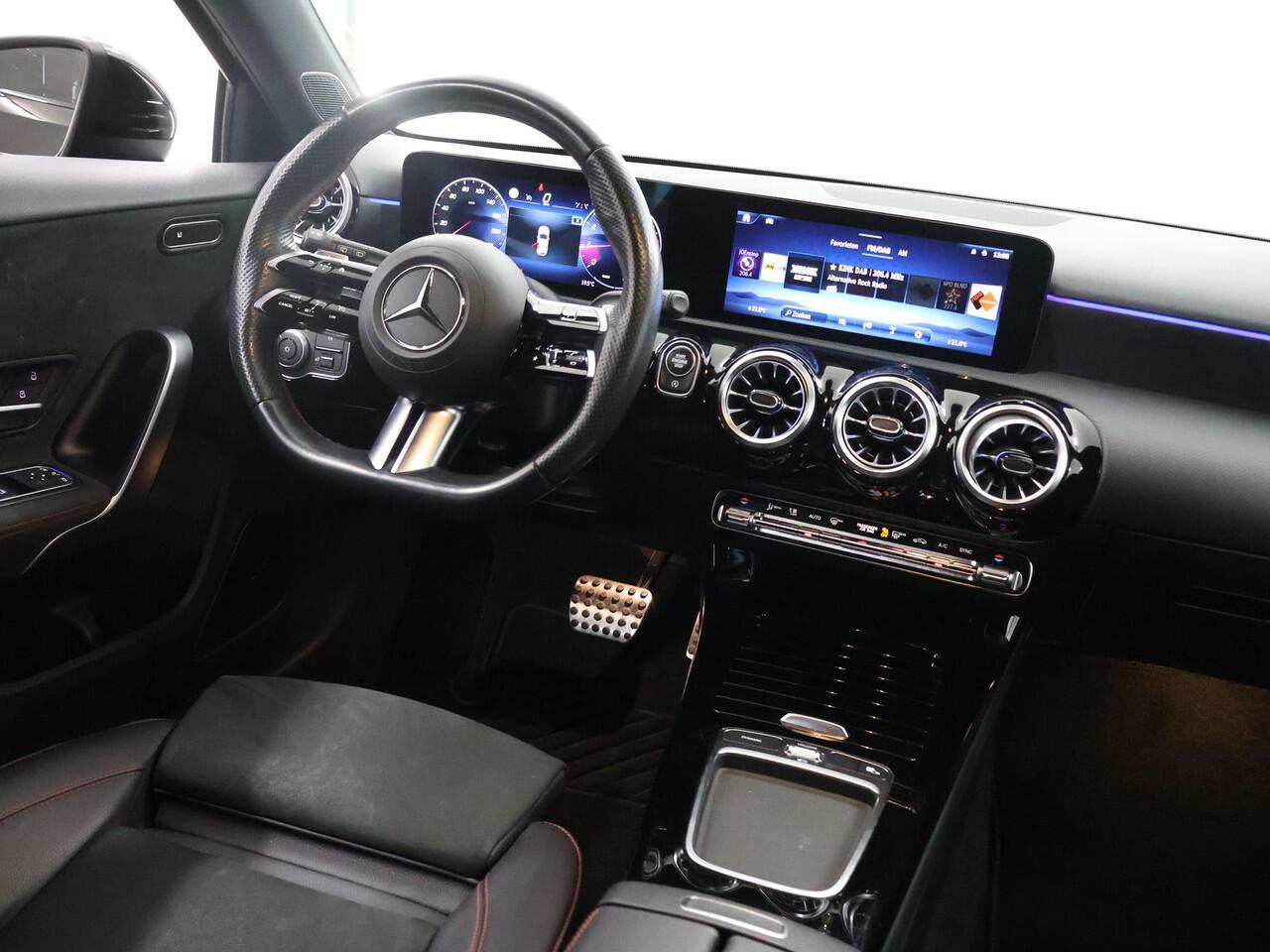 Mercedes-Benz A-KLASSE 180 AMG Line | Premium | Night pakket | Keyless go | Draadloos telefoon laden |