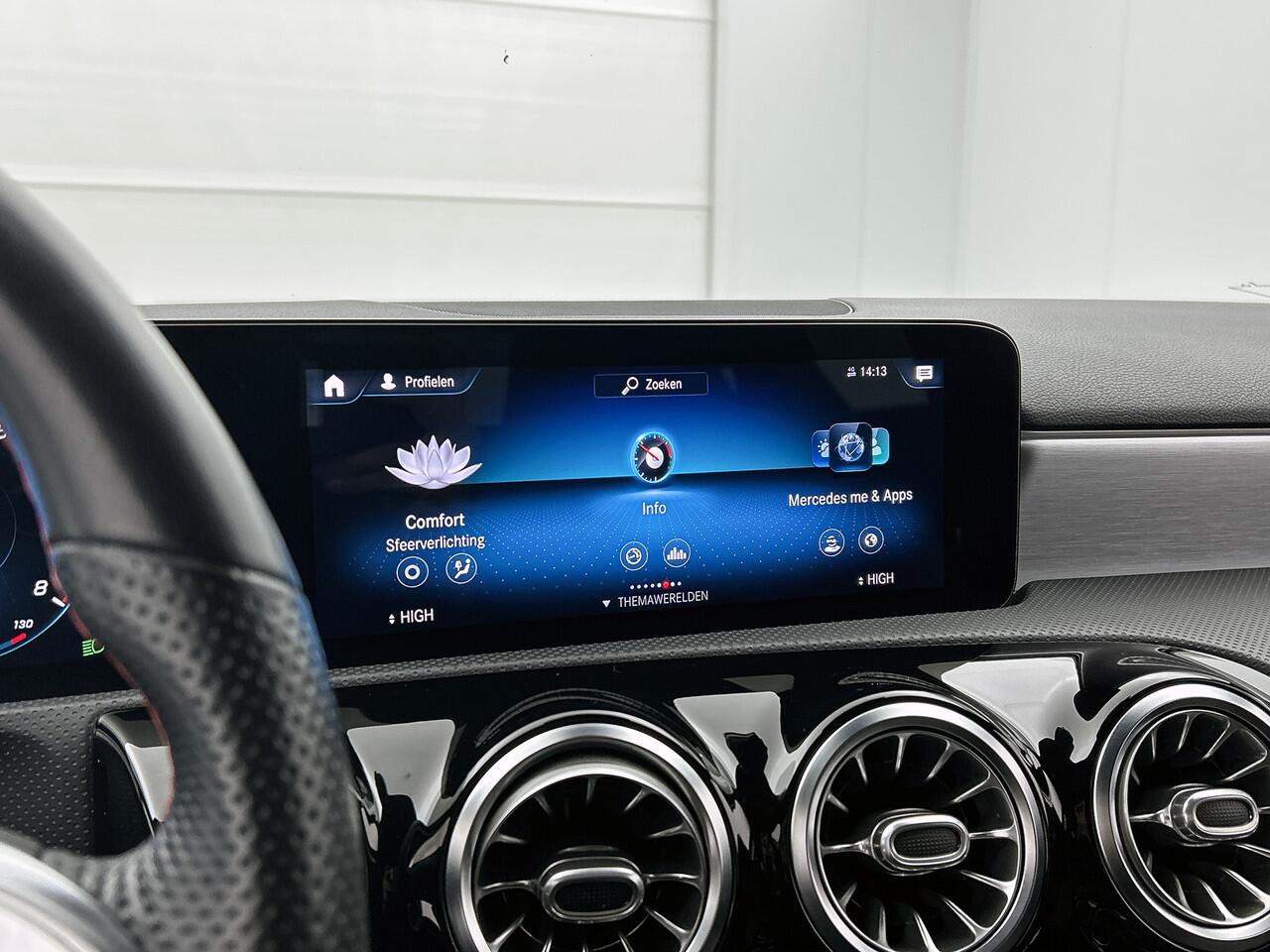 Mercedes-Benz A-KLASSE 160 Business Solution AMG Nightpakket | Trekhaak | Sfeerverlichting | Augmented Reality | Led | Parkeerpakket met Camera | Inclusief 24 maanden Mercedes-Benz Certified garantie voor Europa.