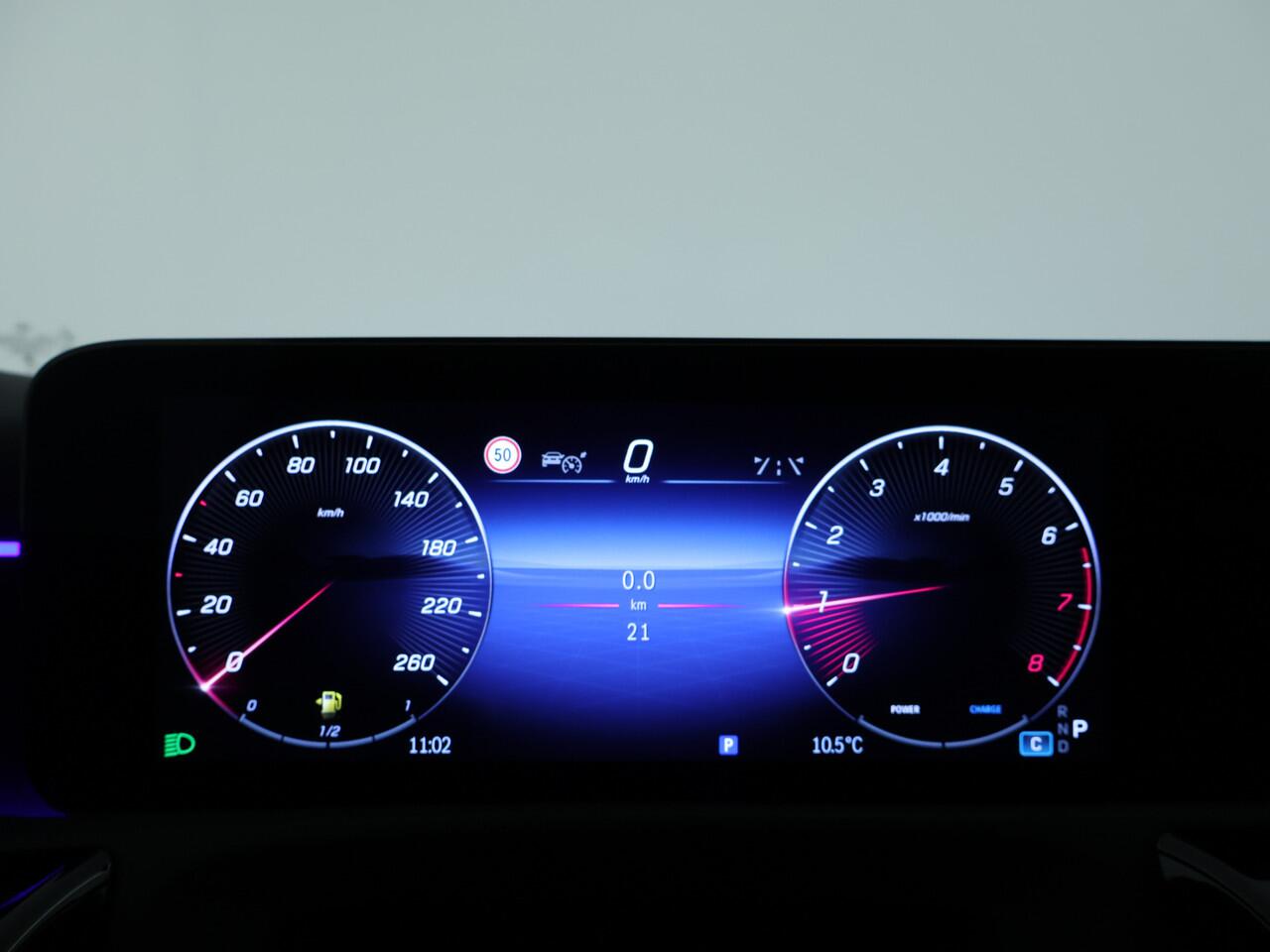 Mercedes-Benz A-KLASSE 180 AMG Line Plus | Panoramadak | 360° camera | Elektrische Stoelen | Sfeerverlichting | Apple Carplay | Inclusief 24 maanden MB Certified garantie voor Europa.