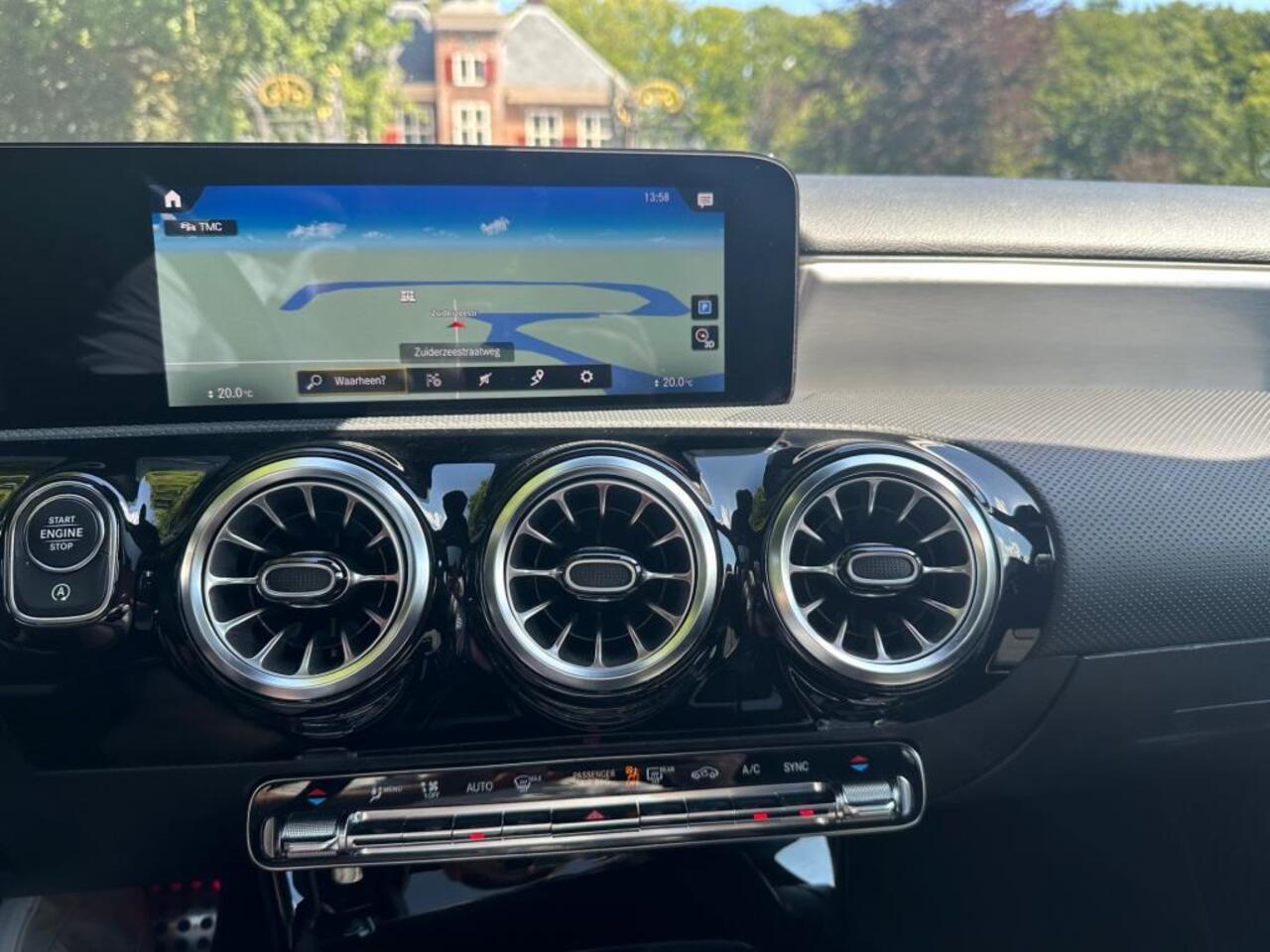 Mercedes-Benz A-KLASSE 180 | AMG | Pano | Memory | Camera | Dealer Onderhouden |