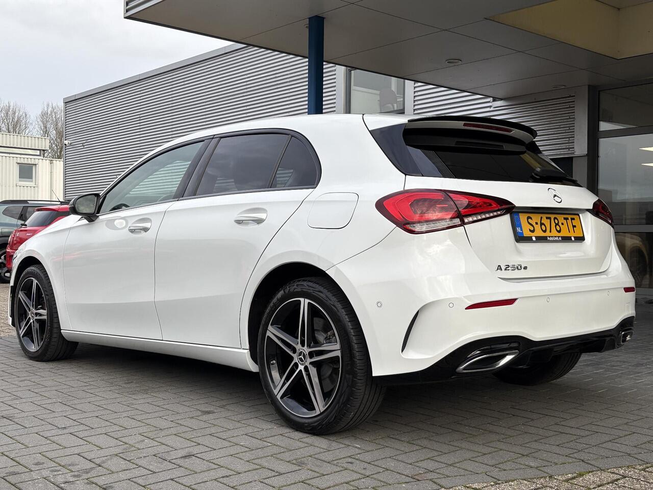 Mercedes-Benz A-KLASSE 250 e Business Solution AMG Limited | Wegklapbare trekhaak | Stoelverwarming | Half leder | Camera