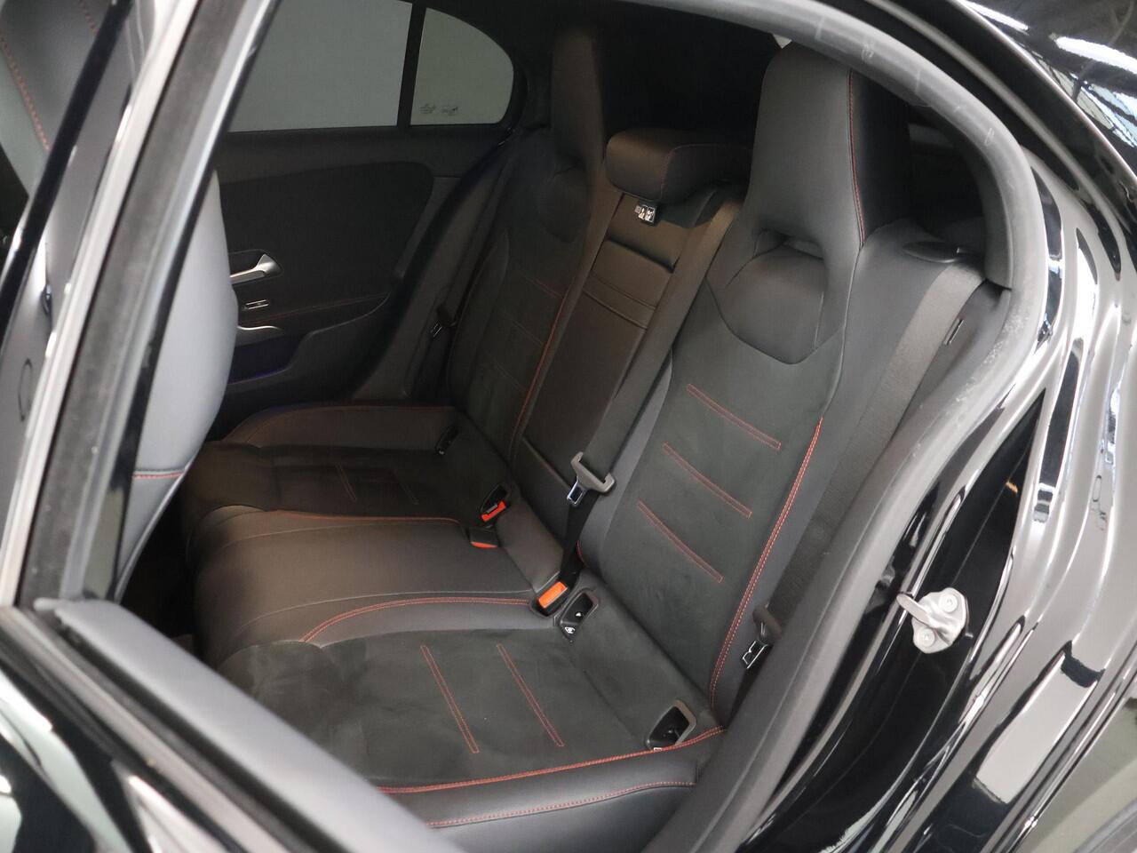 Mercedes-Benz A-KLASSE 180 AMG Line | Premium | Night pakket | Keyless go | Draadloos telefoon laden |