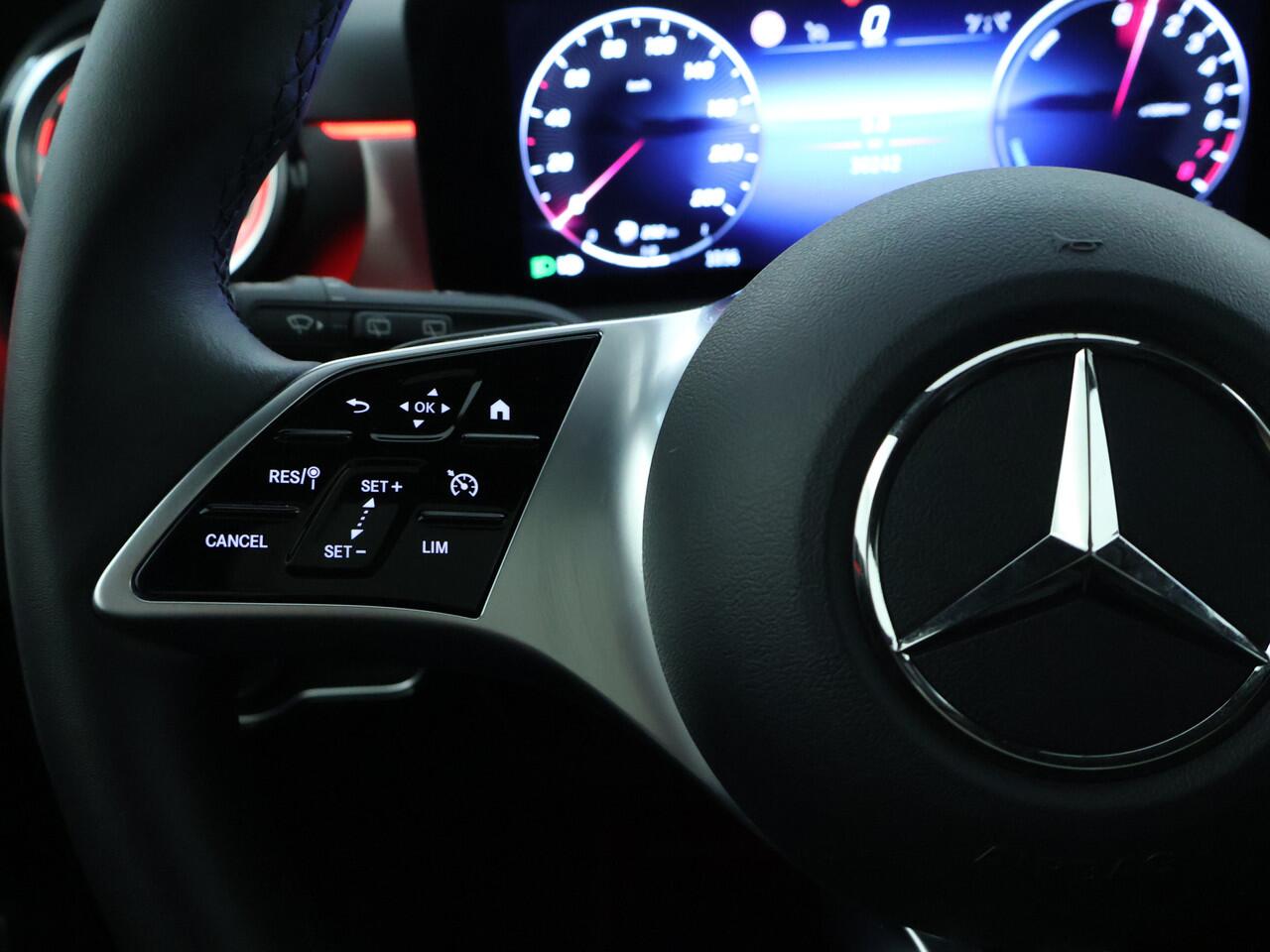 Mercedes-Benz A-KLASSE 250 e Luxury Nightpakket | Panoramaschuifdak | Burmester® Sound | 360 Gr Camera | Dode Hoek Ass | Car Play | Inclusief 24 maanden Mercedes-Benz Certified garantie voor Europa.