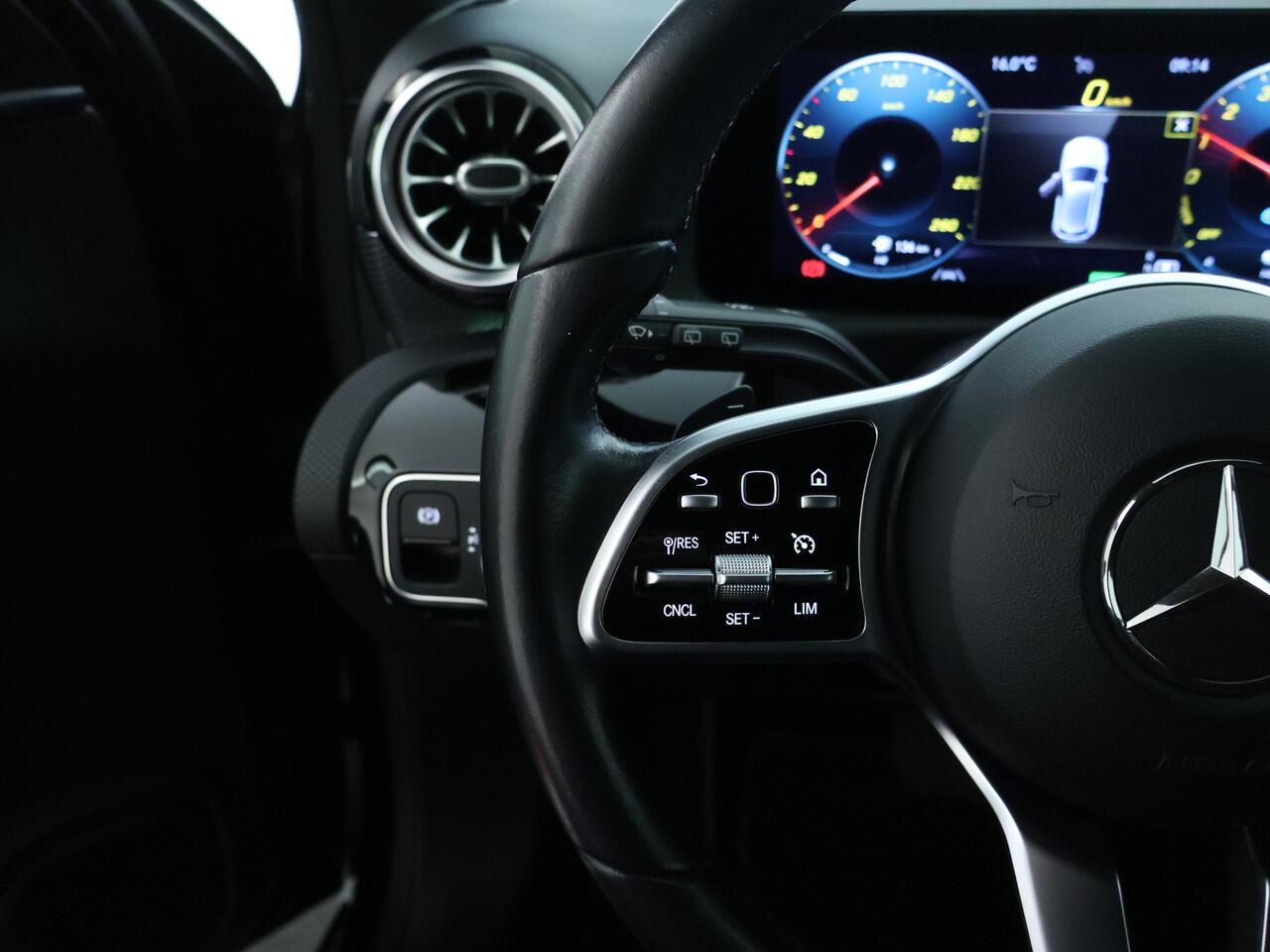 Mercedes-Benz A-KLASSE 250 e Progressive | Parkeerpakket met Camera | Sfeerverlichting | LED | Car Play | Cruise Controle | Inclusief 24 maanden Mercedes-Benz Certified garantie voor Europa.