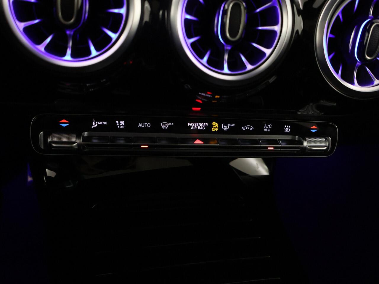 Mercedes-Benz A-KLASSE 250 e Star Edition AMG Line | Nightpakket | Distronic | Antidiefstalpakket URBAN GUARD PLUS | Dodehoekassistent | Panoramaschuifdak | Parkeerpakket met achteruitrijcamera | KEYLESS GO |