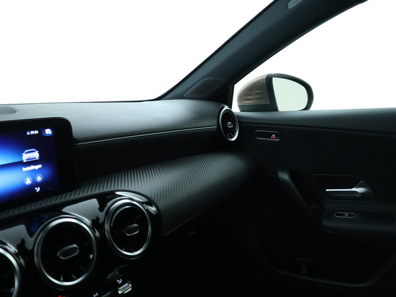 Mercedes-Benz A-KLASSE 200 Business Line | Panorama Schuif/Kanteldak | Parkeersensoren + camera achter | Comfortstoelen Lederlook i.c.m Stoelverwarming | DAB + Apple CarPlay | Inclusief 24 maanden MB Certified garantie voor Europa.