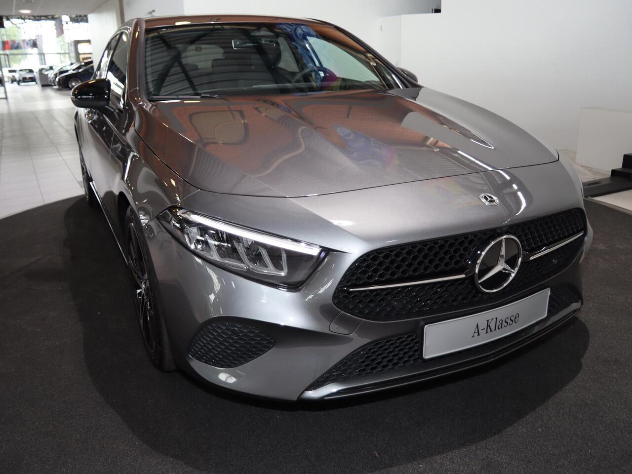 Mercedes-Benz A-KLASSE 180 Star Edition Luxury Line | Night | Achteruitrijcamera | LED-koplampen | Dodehoekassistent