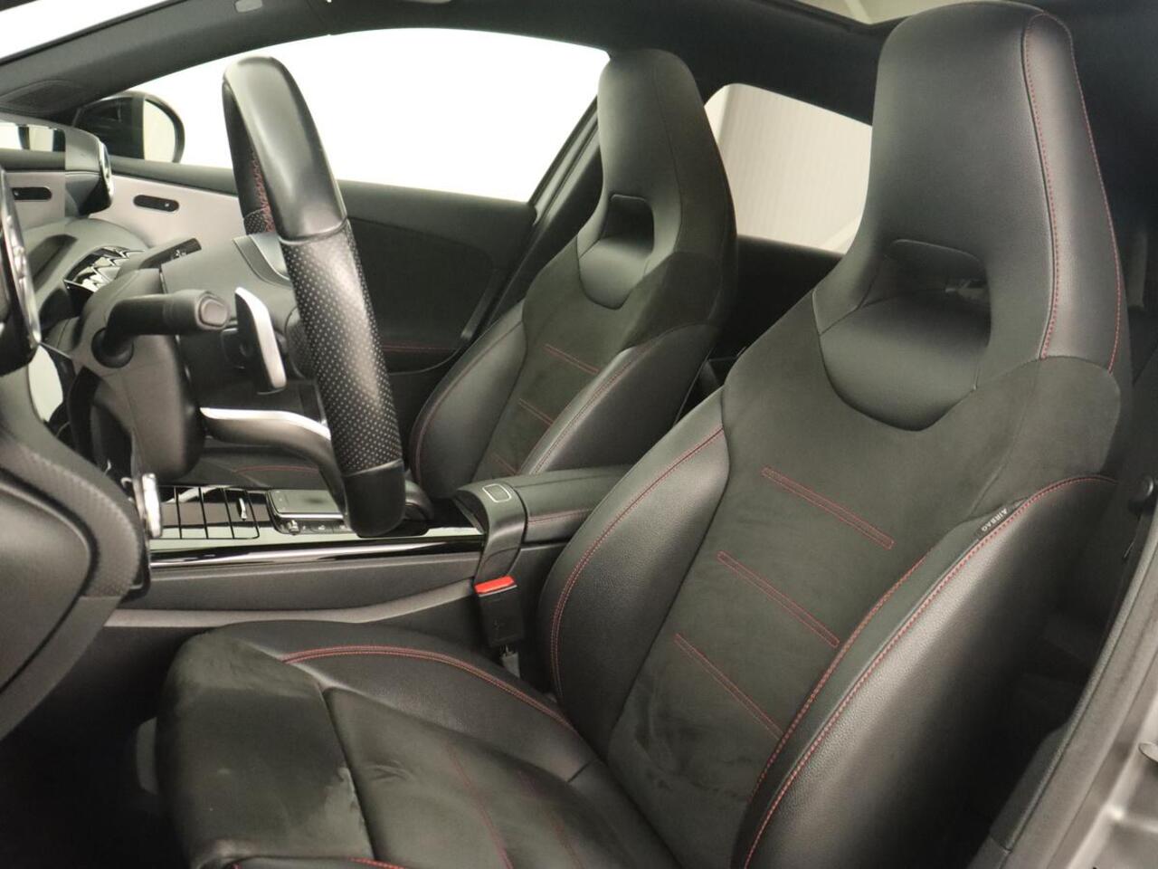 Mercedes-Benz A-KLASSE 180 Business Solution AMG | Panoramadak | Stoelverwarming | Leder/Alcantara | Camera | Navigatie | Widescreen | Designo Mountaingrijs Magno