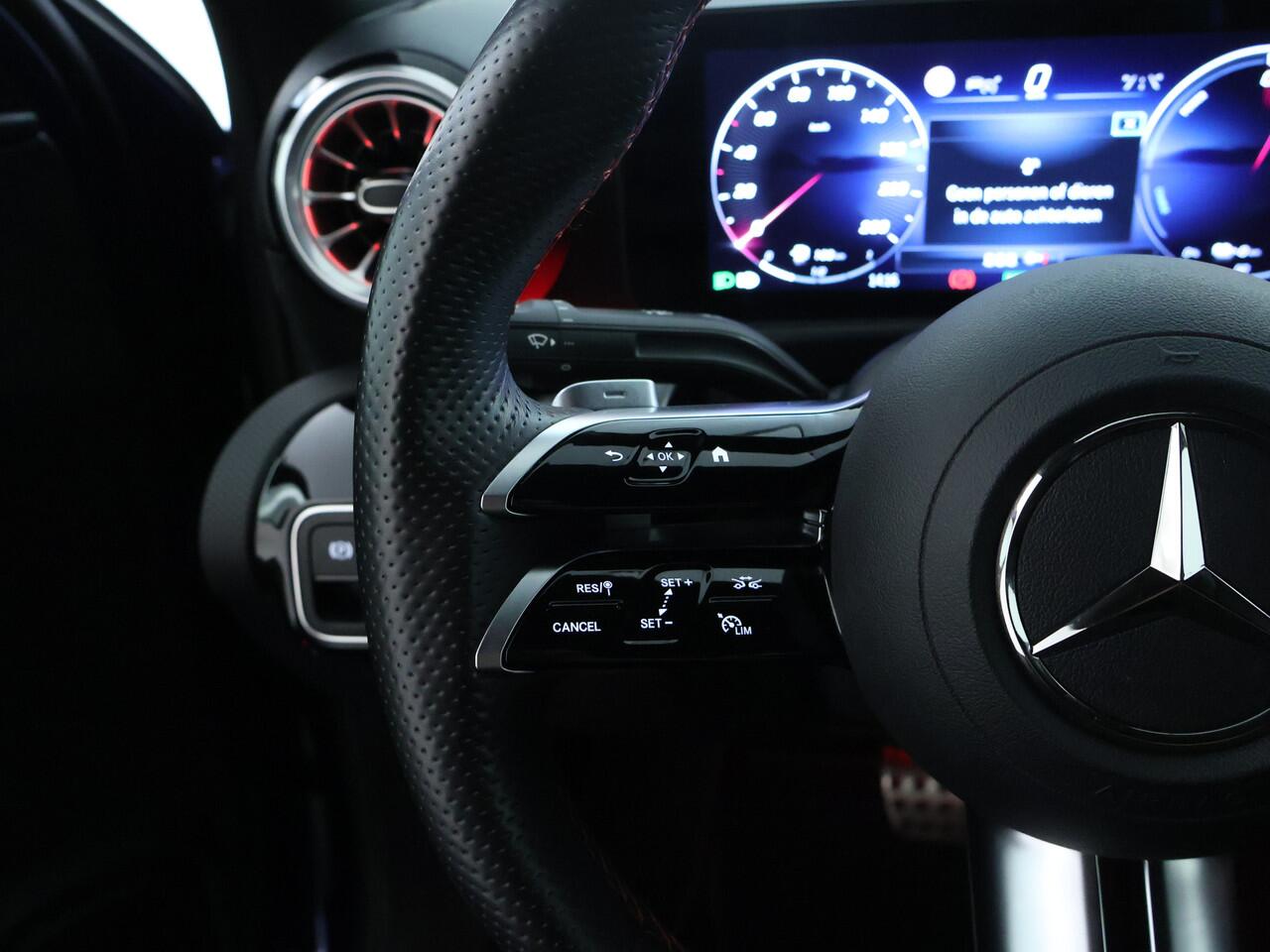 Mercedes-Benz A-KLASSE 250 e AMG NIghtpakket | Distronic | Keyless Go | Dode Hoek Ass | Sfeerverlichting | Alarm | Parkeerpakket met Camera | Inclusief 24 maanden Mercedes-Benz Certified garantie voor Europa.