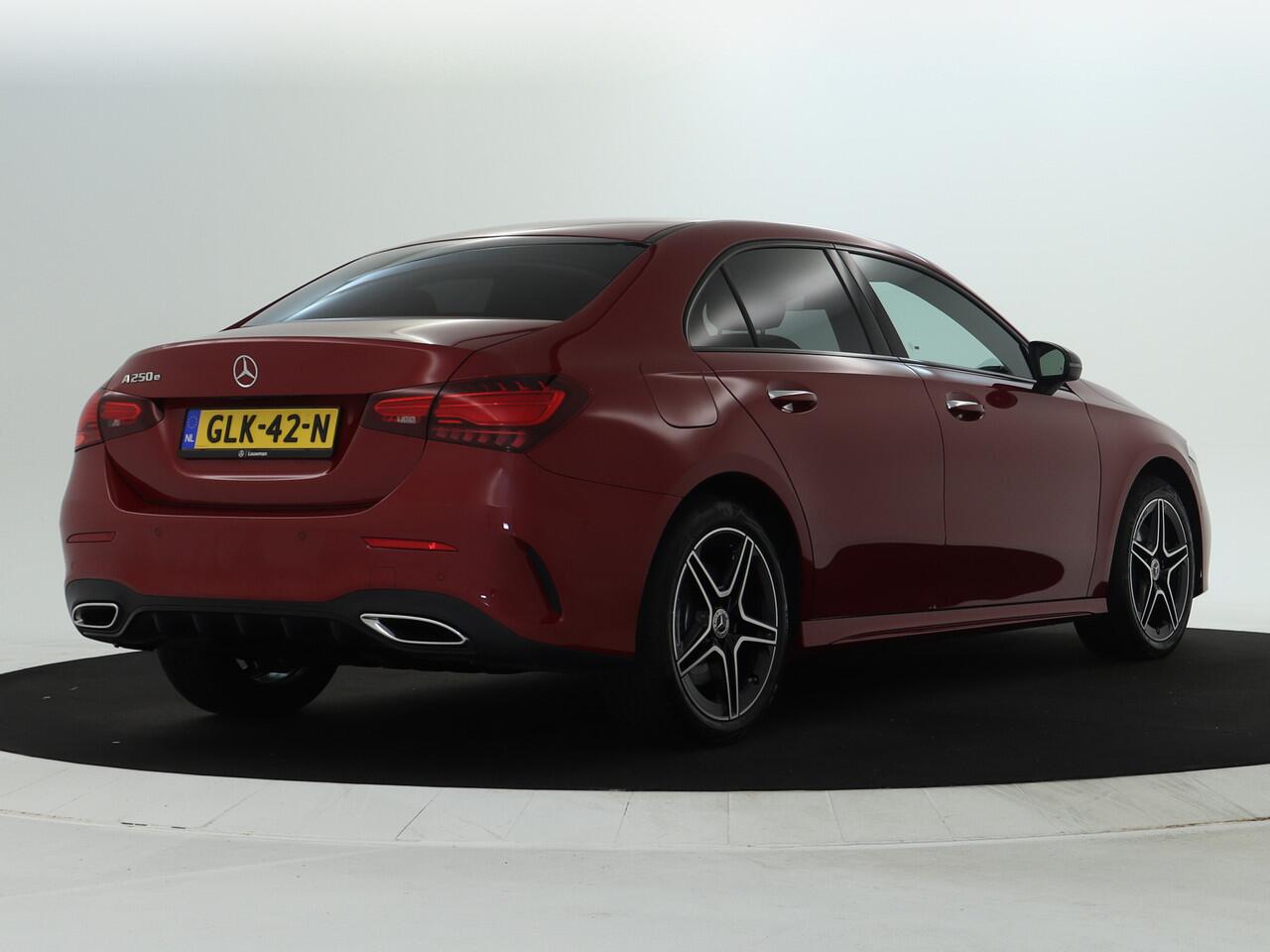 Mercedes-Benz A-KLASSE 250 e AMG Nightpakket | Distronic | Keyless Go | Augmented Reality | Sfeerverlichting | Parkeerpakket met Camera | Inclusief 24 maanden Mercedes-Benz Certified garantie voor Europa.