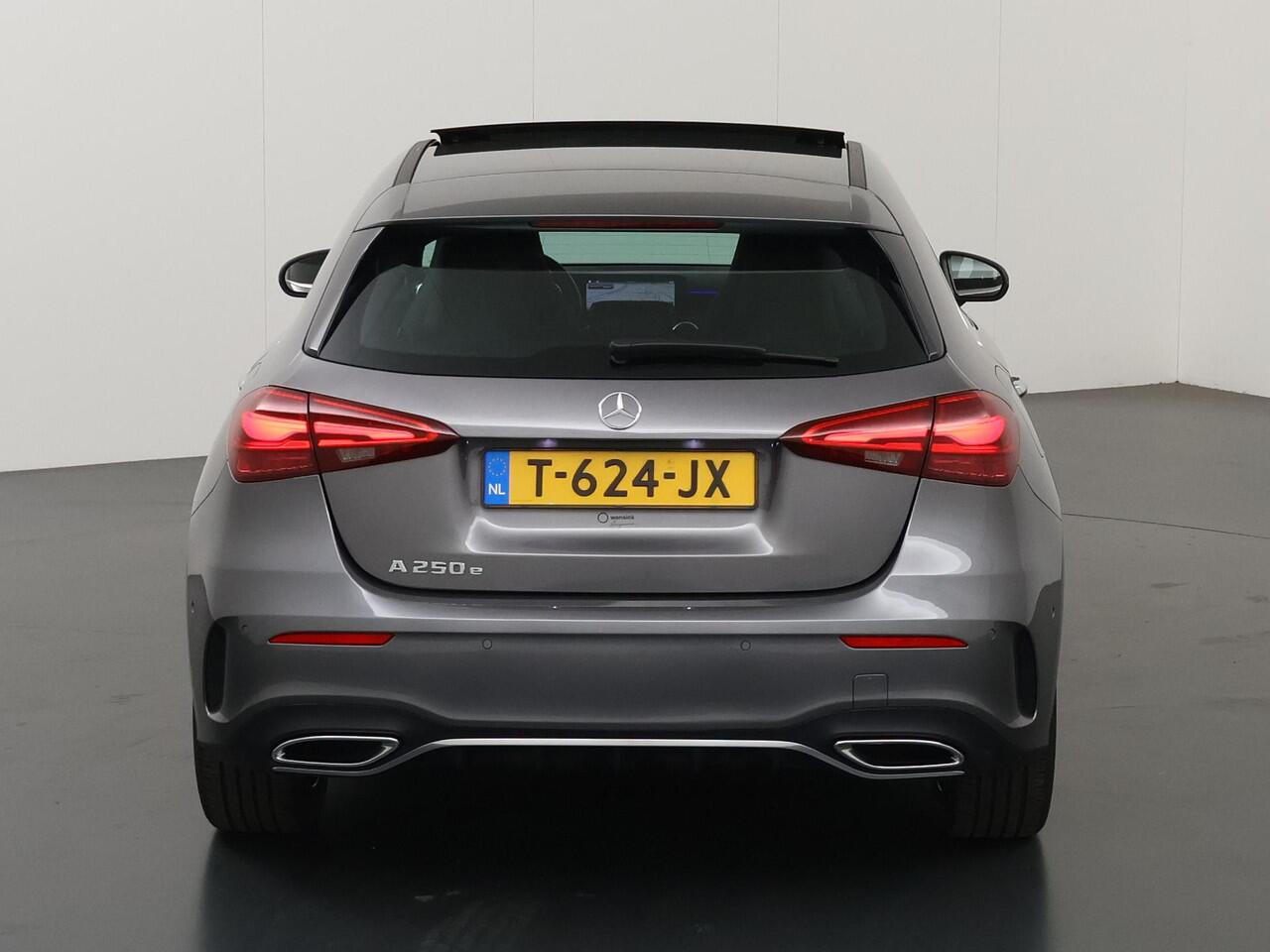Mercedes-Benz A-KLASSE 250 e AMG Line | Achteruitrijcamera | Panoramadak | Sfeerverlichting | Stoelverwarming |