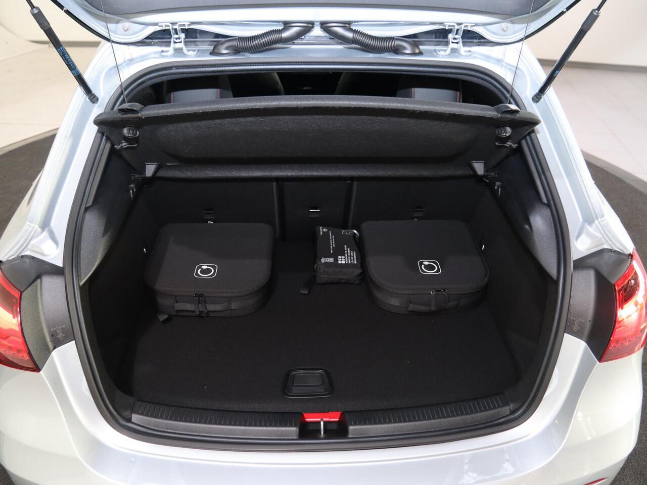 Mercedes-Benz A-KLASSE 250e Business Solution AMG | Panoramaschuifdak | Premium Plus | 19"AMG-velgen | Head-up display | Dodehoekassistent |