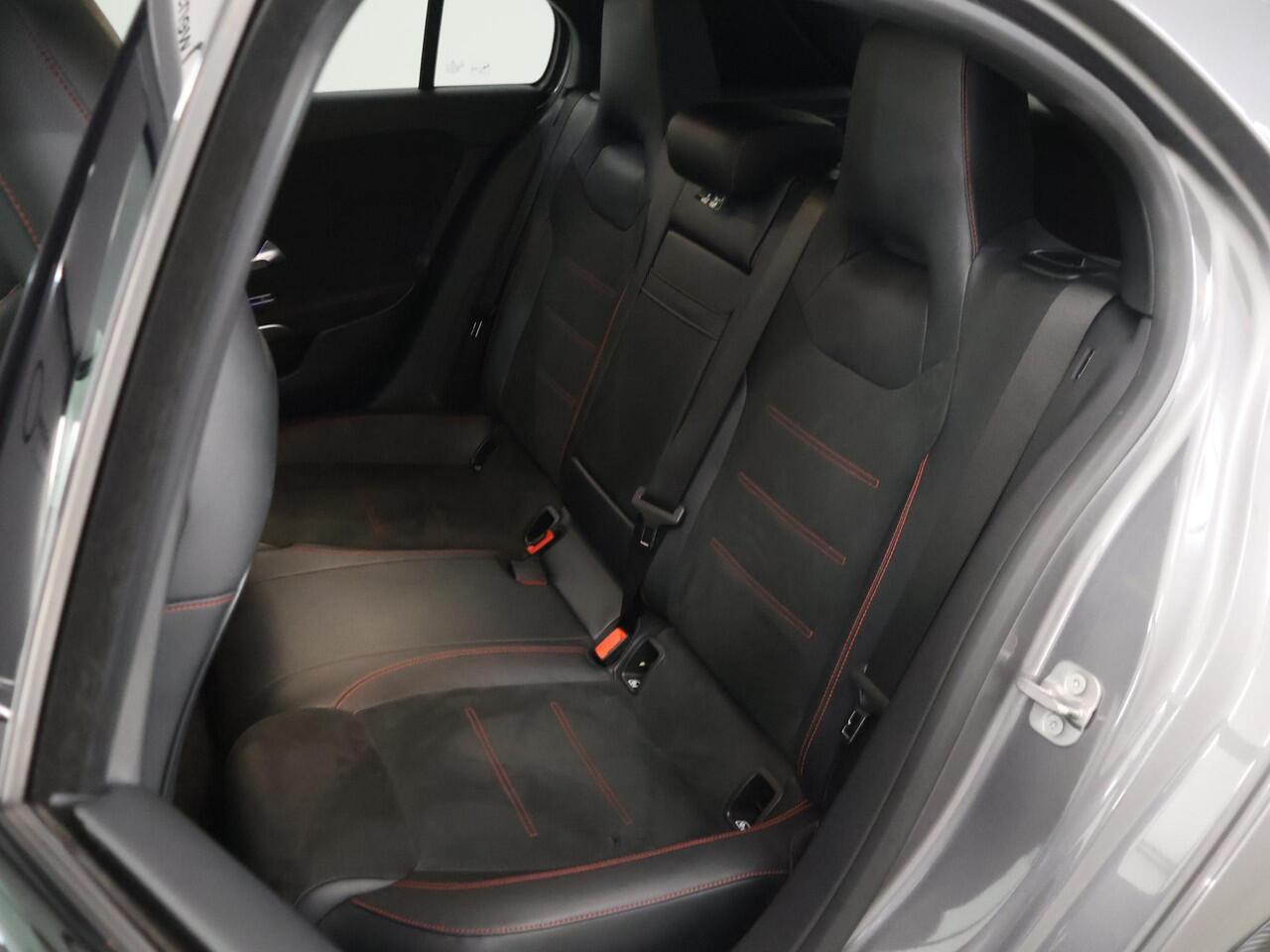 Mercedes-Benz A-KLASSE 180 AMG Line | Panoramadak | Premium pack | Multibeam | Stoelverwarming | Night pakket |