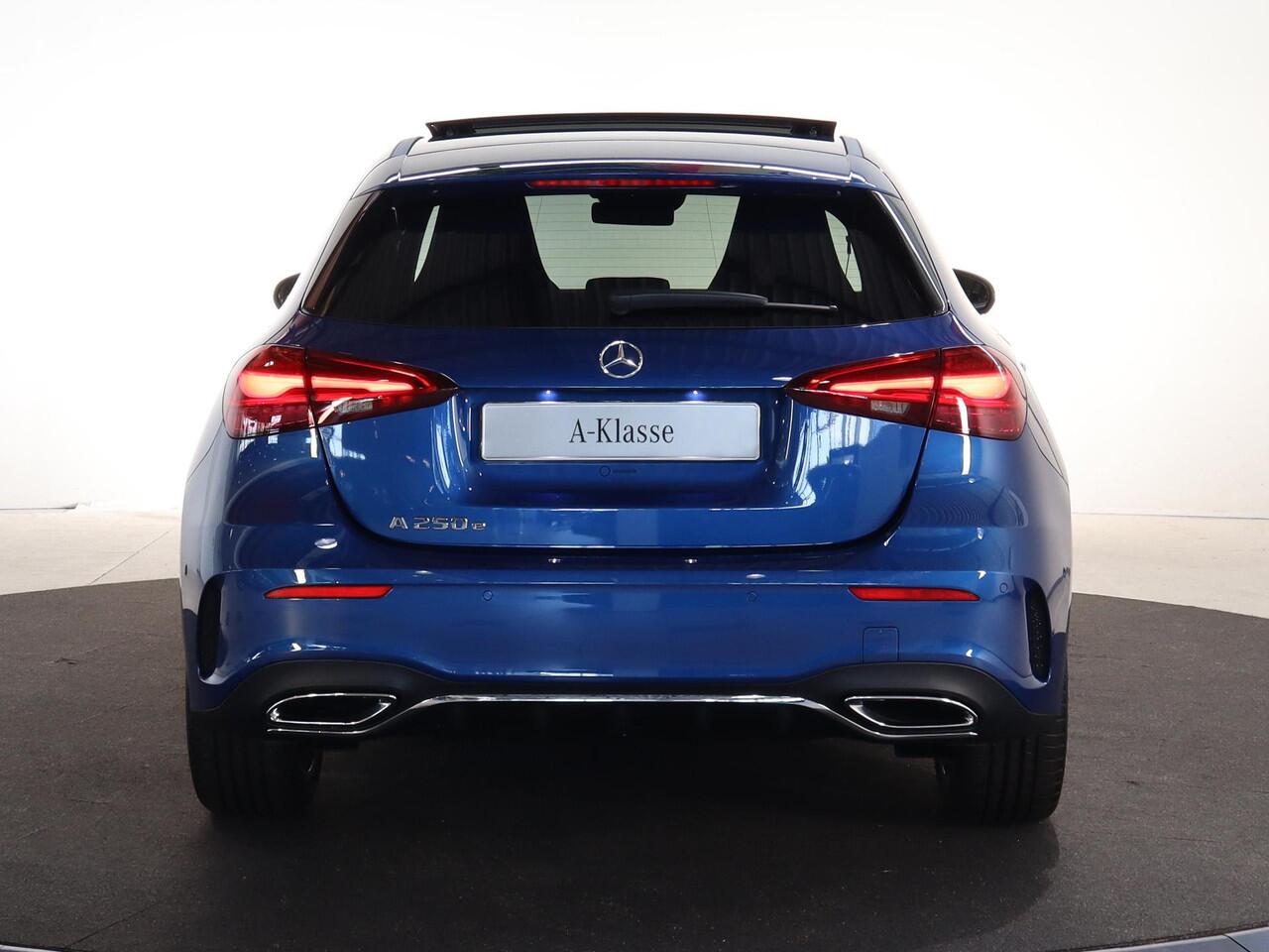 Mercedes-Benz A-KLASSE 250 e Star Edition AMG Line | AMG Line Plus | Panoramaschuifdak | Head-up display | Multibeam LED | Elektrisch voorstoelen met geheugen |