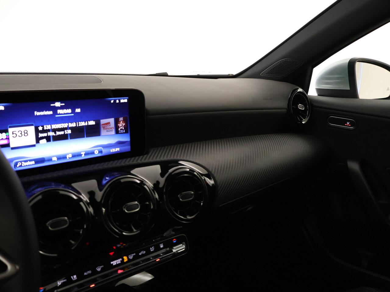 Mercedes-Benz A-KLASSE 250e Star Edition | Dodehoekassistent | Verwarmde stoelen vooraan | Spiegelpakket | Parkeerpakket met achteruitrijcamera | Extra USB-poorten |