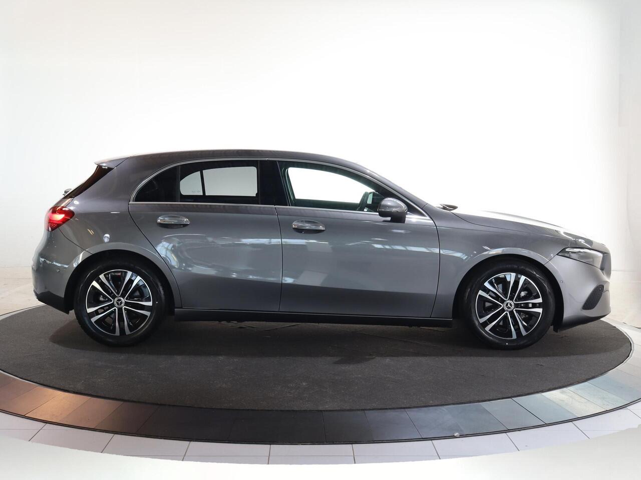 Mercedes-Benz A-KLASSE 180 Luxury Line | Achteruitrijcamera | LED-koplampen | Dodehoekassistent