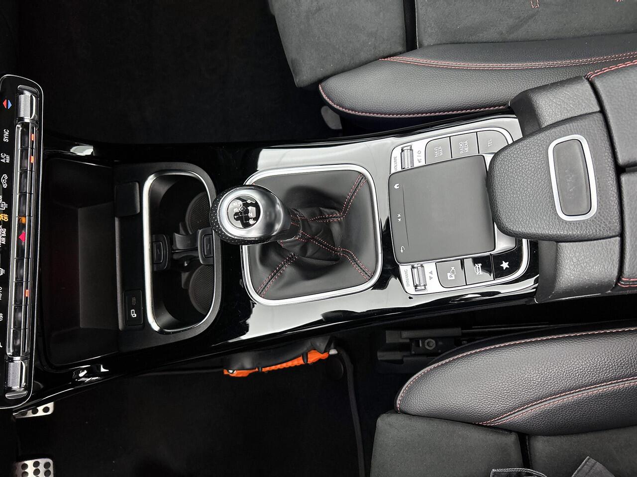 Mercedes-Benz A-KLASSE 160 AMG line | Night Pakket | Panoramaschuifdak | Sfeerverlichting | Stoelverwarming | Parkeer pakket | Inclusief 24 maanden MB Certified garantie voor Europa.