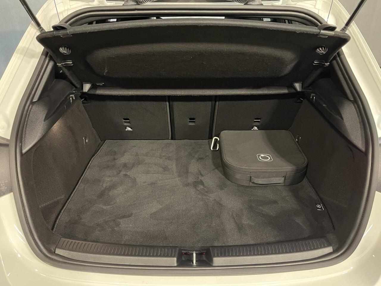 Mercedes-Benz A-KLASSE 250 e AMG Line 18"/Panoramadak/Trekhaak/Head-up/Memory l+r/Matrix LED/360 camera/Keyless/Dodehoek/Apple Carplay & Android Auto