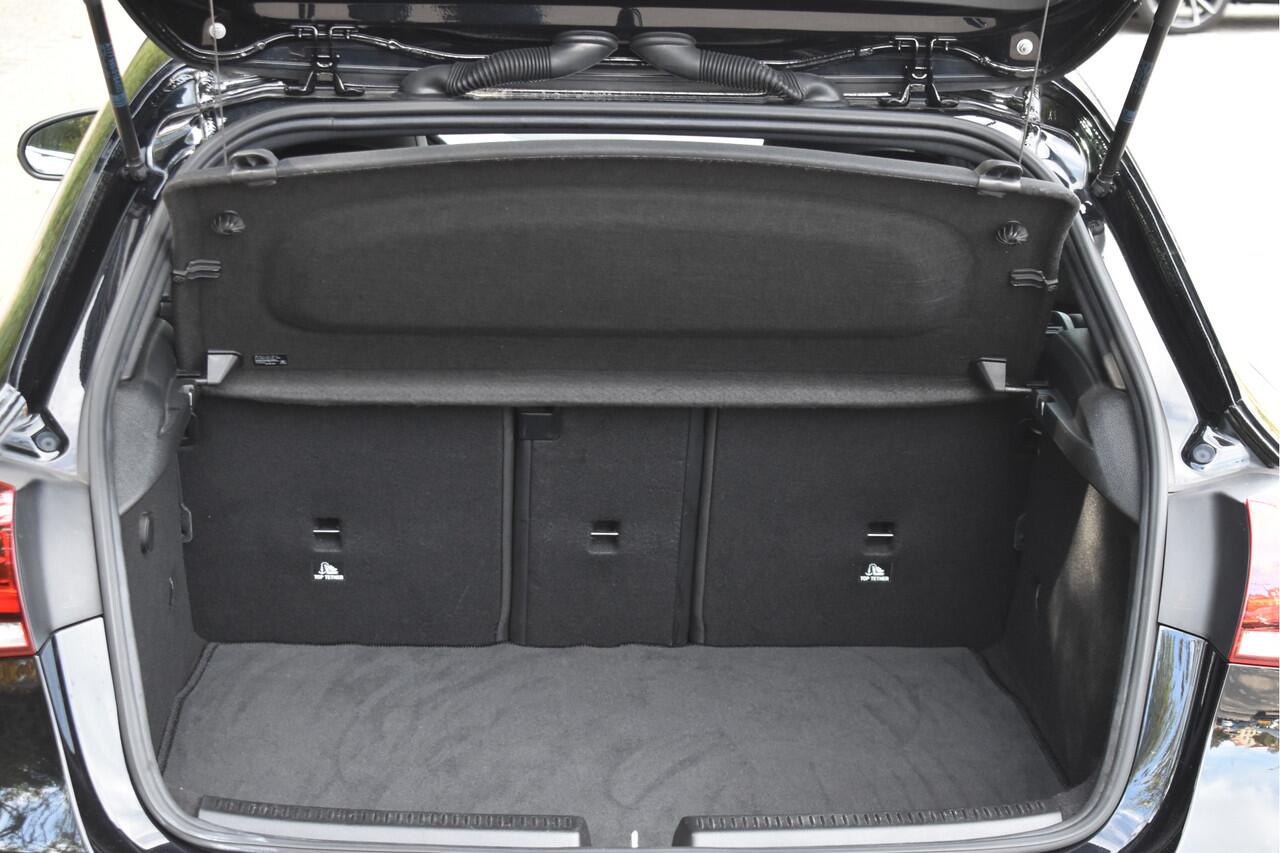 Mercedes-Benz A-KLASSE 200 Business Solution AMG Night 163pk | Pano.dak | Camera | Sfeerverlichting | Virtual cockpit | Carplay | Stoelverwarming | Dodehoekdetectie