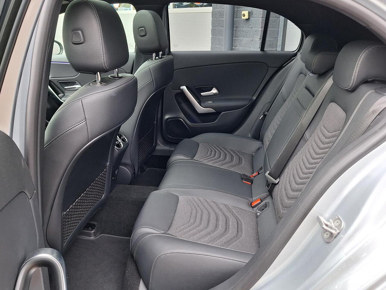 Mercedes-Benz A-KLASSE 180 Star Edition Luxury | Panoramadak | Trekhaak | Achteruitrijcamera | Dodehoekassistent | Donkergetint Glas Achter | Sfeerverlichting | Stoelverwarming | Keyless-GO | Parkeersensoren | Elektrisch Inklapbare Buitenspiegels