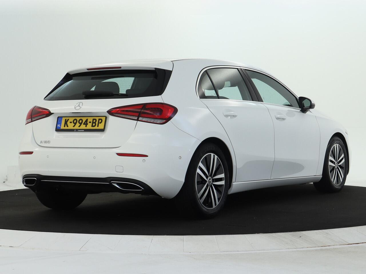 Mercedes-Benz A-KLASSE 180 Business Solution Luxury | Sfeerverlichting | Achteruitrijcamera | Led koplampen | Stoelverwarming | MBUX Augmented reality voor navigatie. Inclusief 24 maanden MB Certified garantie voor Europa.
