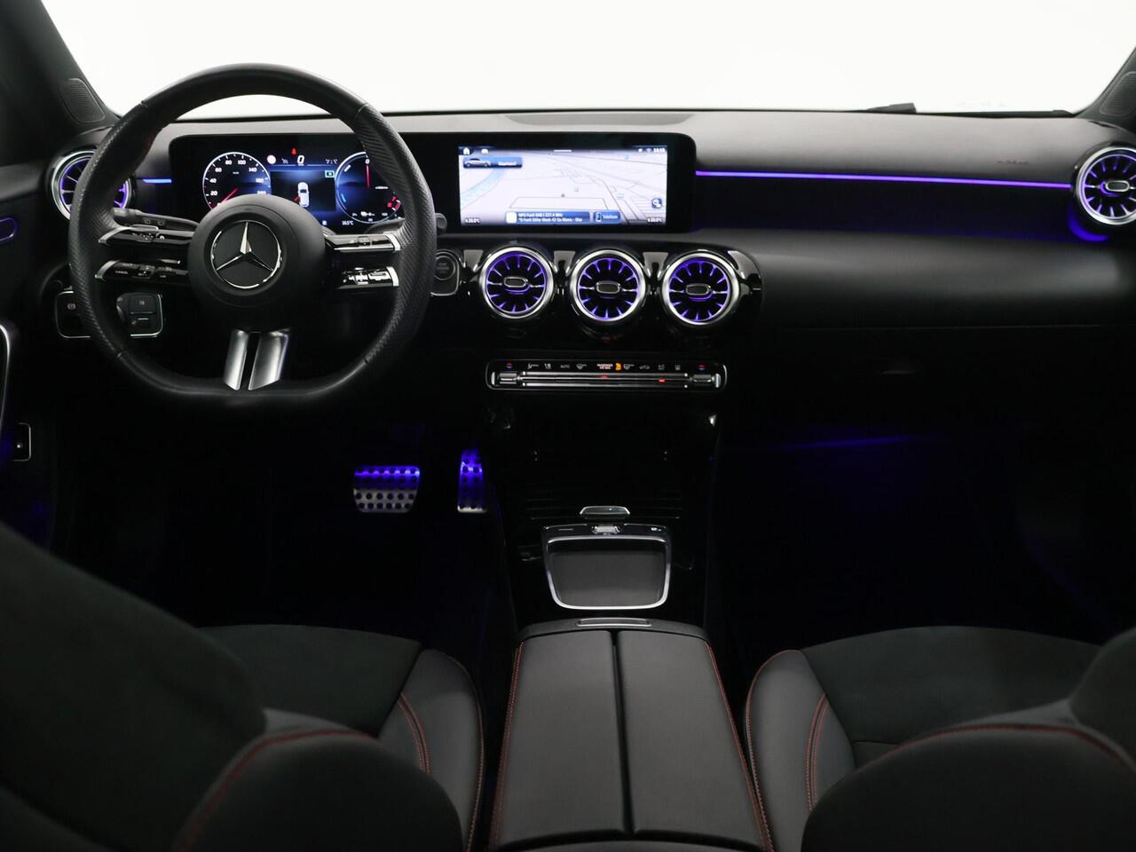 Mercedes-Benz A-KLASSE 250 e AMG Line | Achteruitrijcamera | Panoramadak | Sfeerverlichting | Stoelverwarming |