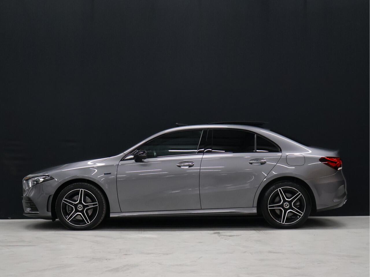 Mercedes-Benz A-KLASSE 250 e AMG Limited *WEEKAANBIEIDNG* [SCHUIFKANTELDAK, SFEERVERLICHTING, CAMERA, PDC V+A, MEMORY SEATS, APPLE CARPLAY, ANDROID AUTO, CRUISE CONTROL, STOELVERWARMING, NIEUWSTAAT]