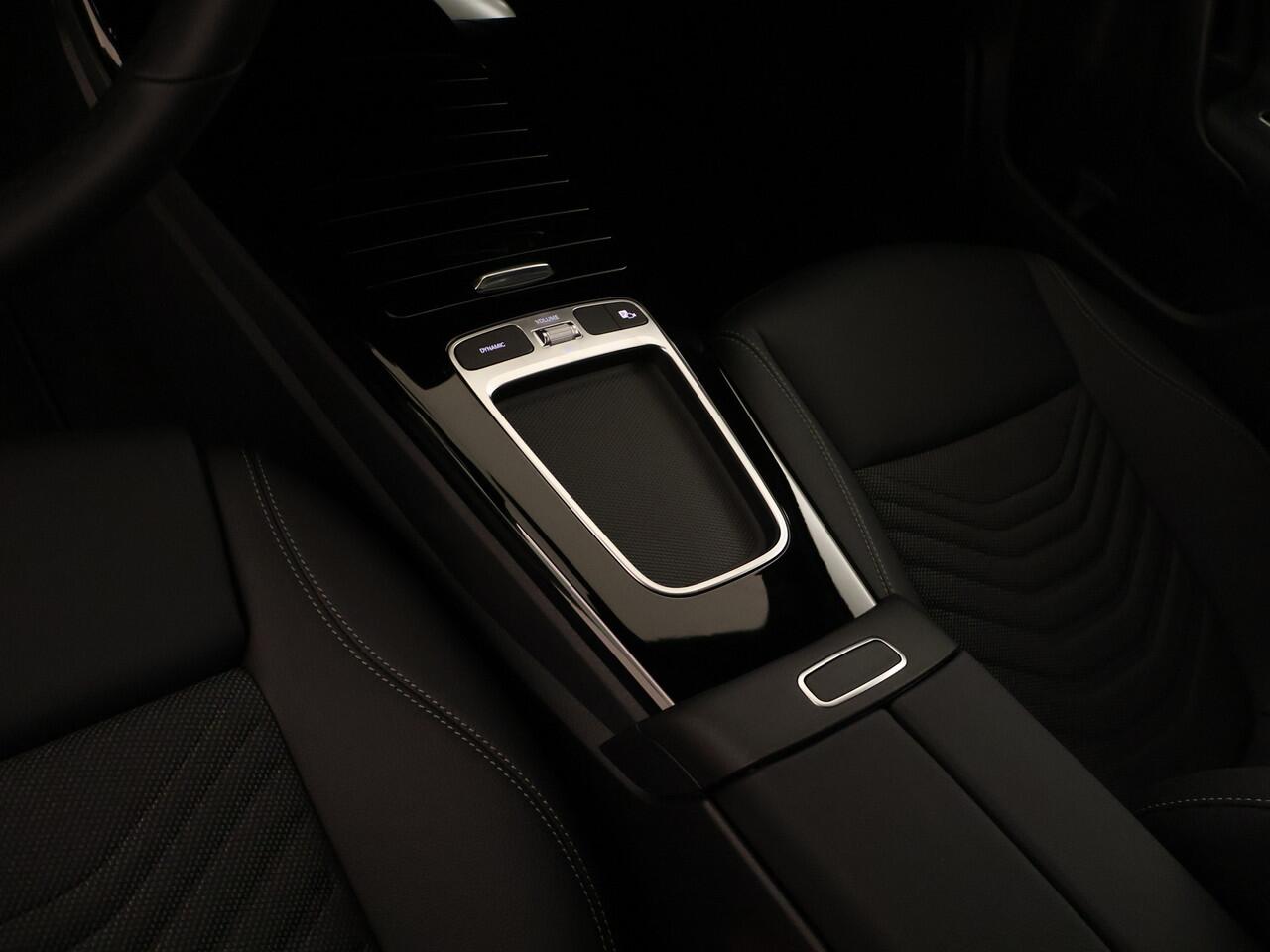 Mercedes-Benz A-KLASSE 250e Star Edition | Dodehoekassistent | Verwarmde stoelen vooraan | Spiegelpakket | Parkeerpakket met achteruitrijcamera | Extra USB-poorten |