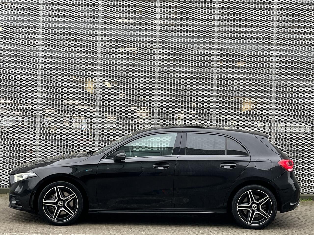 Mercedes-Benz A-KLASSE 250 e AMG Line / Pano / Navigatie / App connect / Camera / Parkeersensoren V+A / Stoelverwarming /