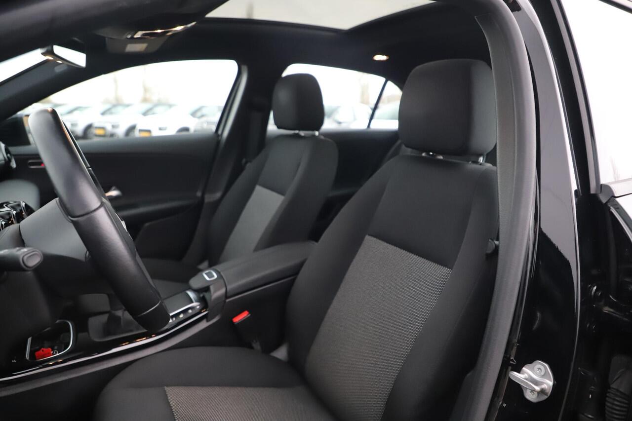 Mercedes-Benz A-KLASSE 160 Business Solution Panoramadak Widescreen Trekhaak 18 inch AMG Velgen Navigatie Camera Full LED Lane Assist Stoelverwarming