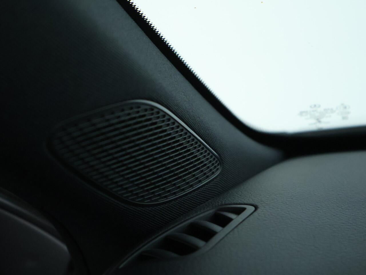 Mercedes-Benz A-KLASSE 160 Business Solution AMG | Parkeerpakket met Camera | Cruise Controle | LED Verlichting | Navigatie | Inclusief 24 maanden Mercedes-Benz Certified garantie voor Europa.