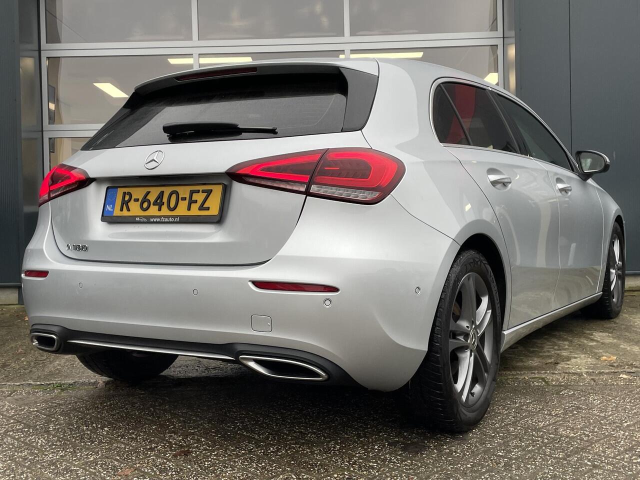 Mercedes-Benz A-KLASSE 180 Business Solution AMG - Navigatie - Camera - Stoelverwarming - LED koplampen