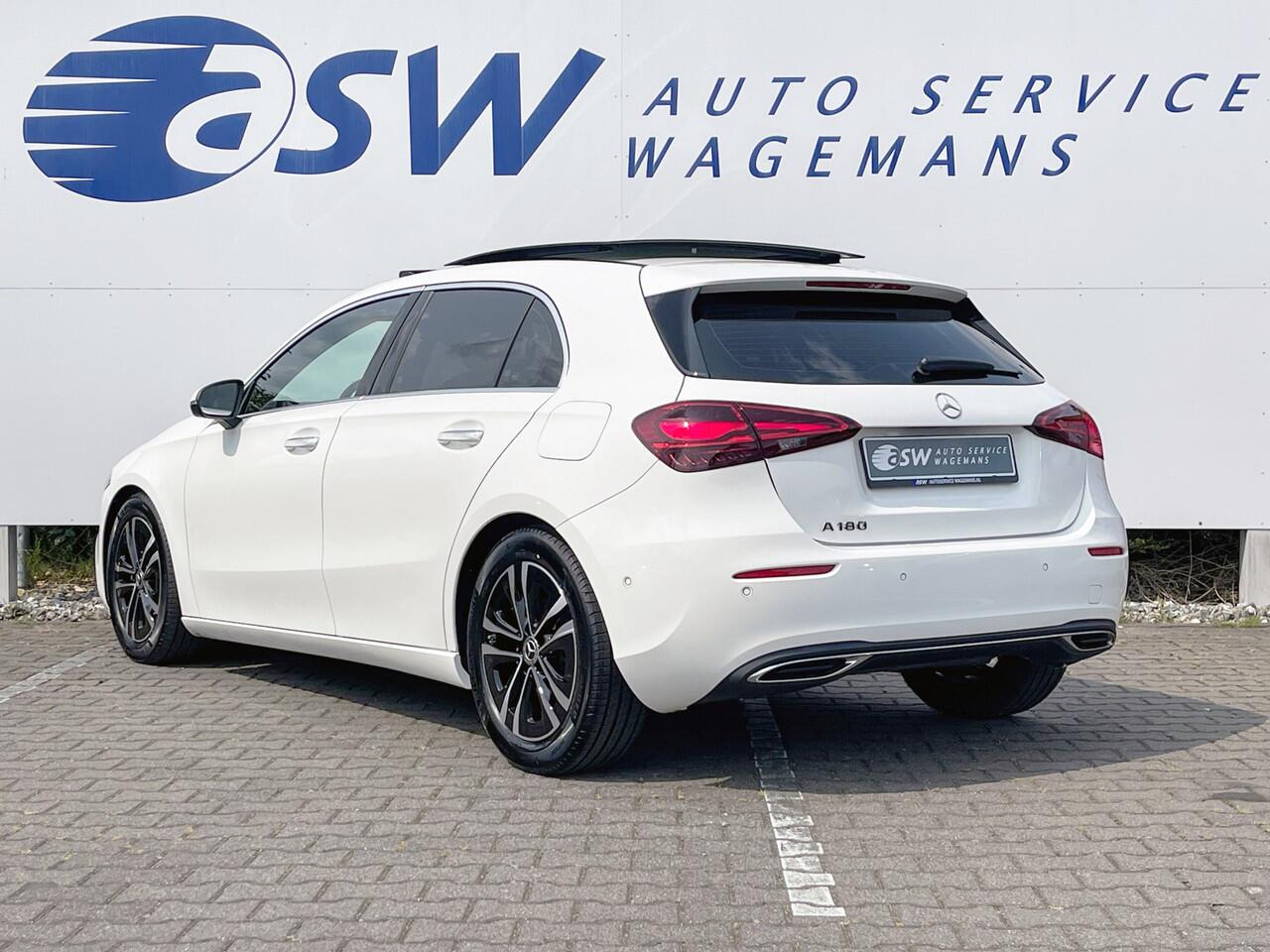 Mercedes-Benz A-KLASSE 180 Luxury Line | Facelift | Pano | Ambiente | Camera | CarPlay | LED | Keyless | DAB+