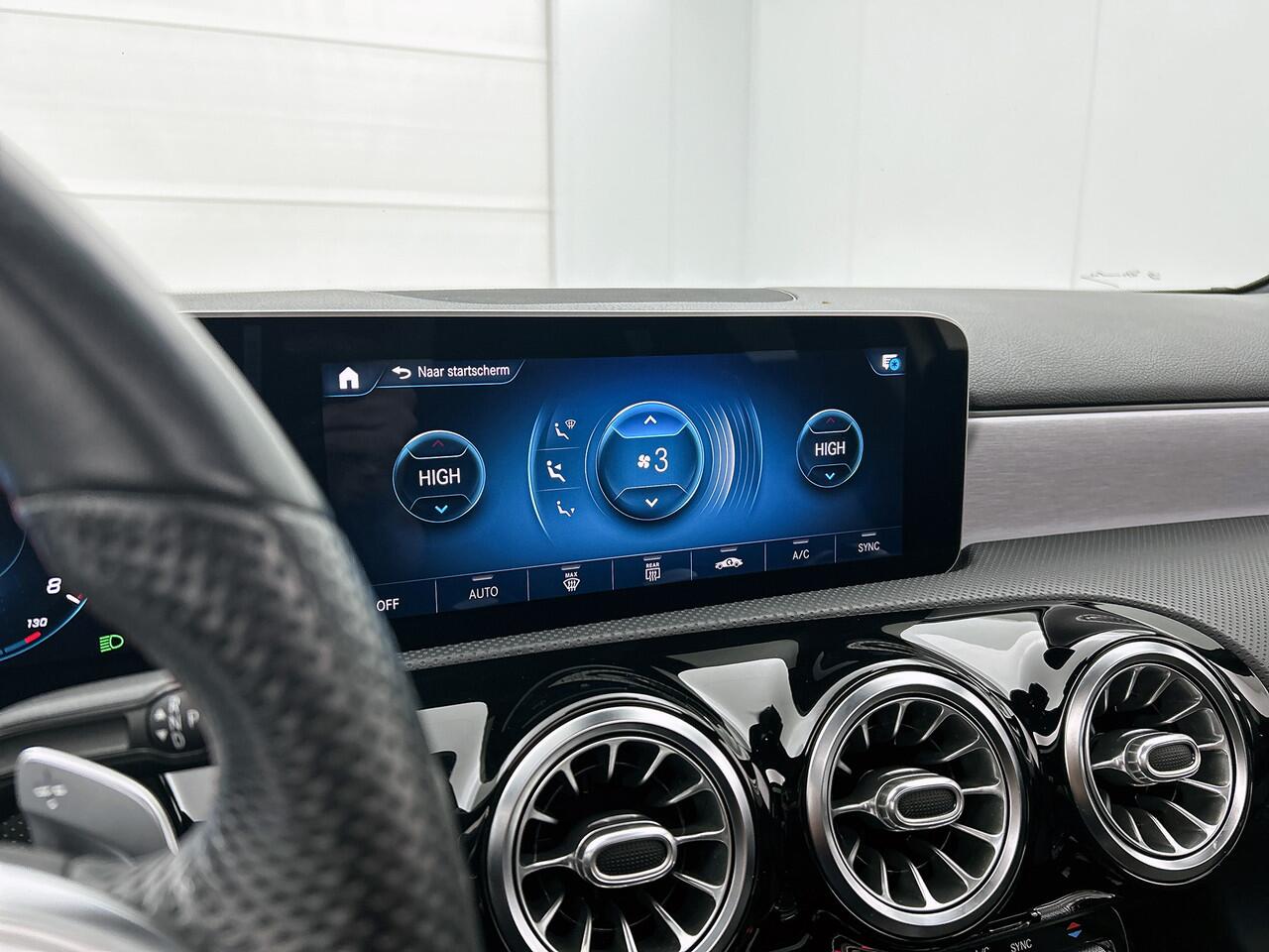 Mercedes-Benz A-KLASSE 180 AMG Nightpakket | Panoramadak | Sfeerverlichting | CarPlay | Augmented Reality | Parkeerpakket met Camera |. Inclusief 24 maanden Mercedes-Benz Certified garantie voor Europa.