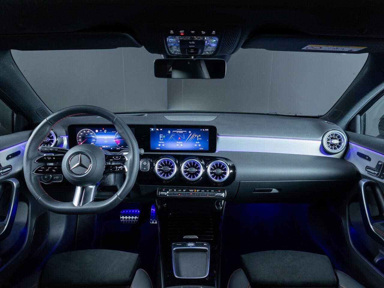 Mercedes-Benz A-KLASSE Hatchback 180 Star Edition AMG Limited Premium PLUS | Panorama dak