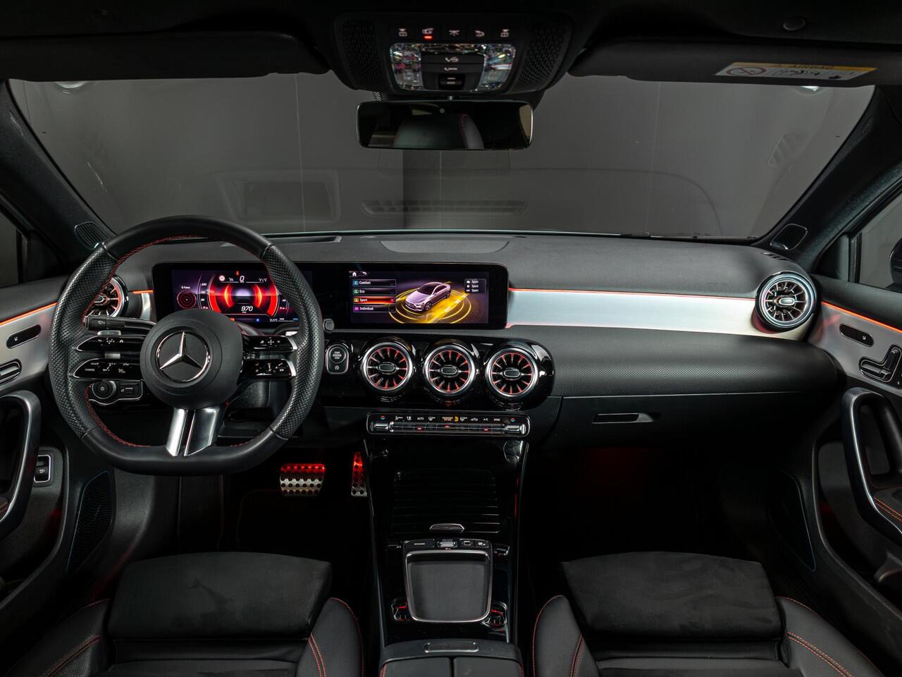 Mercedes-Benz A-KLASSE Limousine 180 Star Edition AMG Line PLUS Panorama dak