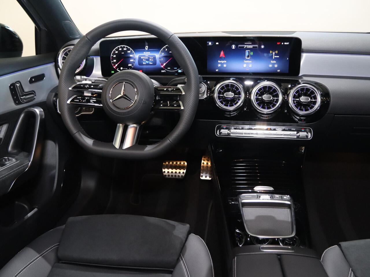 Mercedes-Benz A-KLASSE 180 Business Solution AMG | AMG Line Plus | Nightpakket | Panoramaschuifdak | Head-up display | Stoelverwarming voor| 360° camera | Dodehoekassistent |