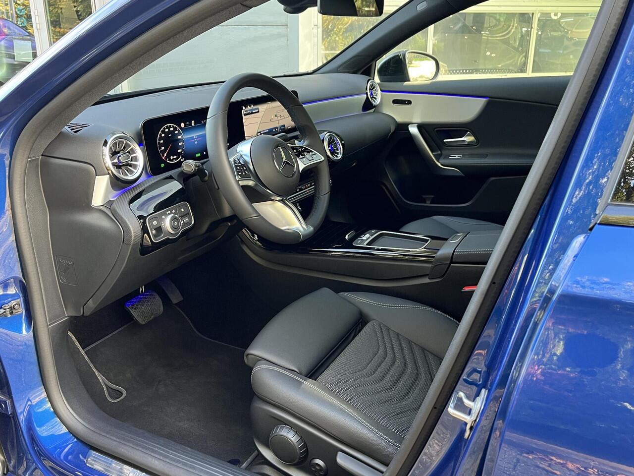 Mercedes-Benz A-KLASSE 250 e Star Edition Luxury Line | Panoramadak | Night Pakket | Dodehoekassistent | MULTIBEAM LED Koplampen | Sfeerverlichting | Stoelverwarming | Sierdelen Aluminium | Elektrisch Inklapbare Buitenspiegels | Achteruitrijcamera | Parkeersensoren