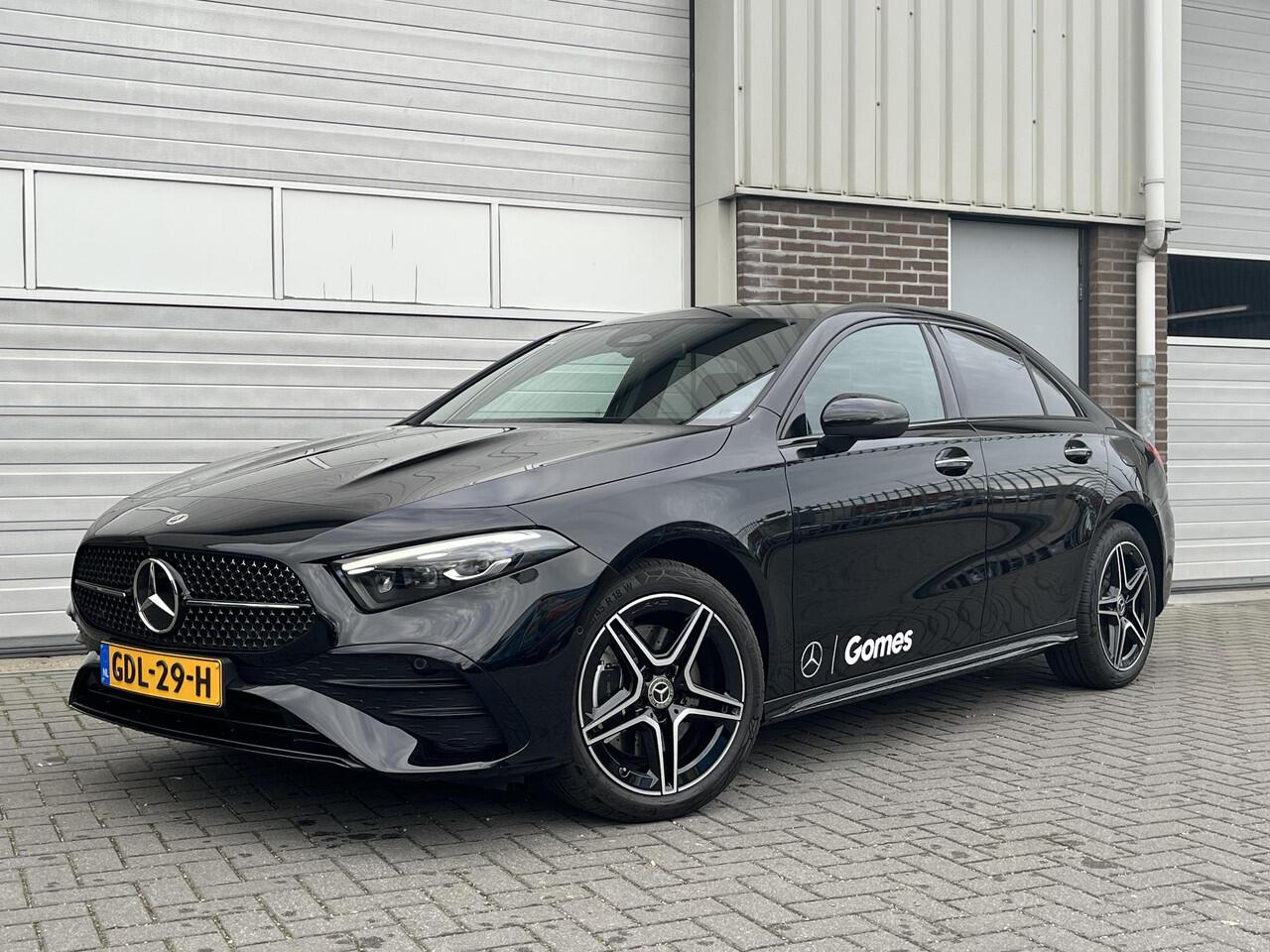 Mercedes-Benz A-KLASSE Limousine 250 e Star Edition AMG Line | Panoramadak | Night Pakket | Dodehoekassistent | MULTIBEAM LED koplampen | Stoelverwarming | Sfeerverlichting | Sierdelen Aluminium | Elektrisch Inklapbare Buitenspiegels | Achteruitrijcamera | Parkeersensoren