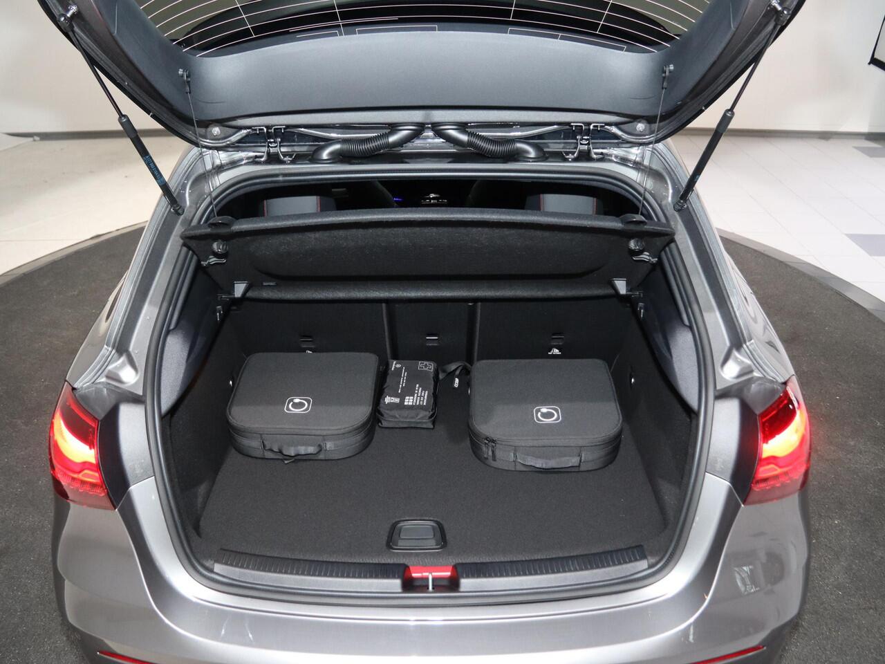 Mercedes-Benz A-KLASSE 250e Business Solution AMG | Panoramaschuifdak | Premium Plus | Head-up display | Dodehoekassistent |