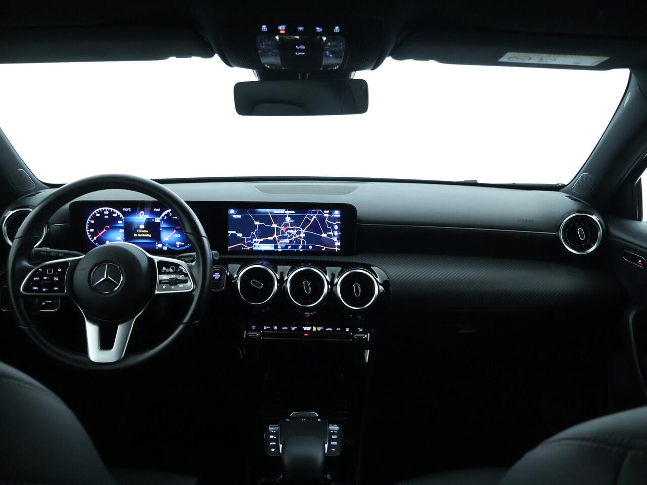 Mercedes-Benz A-KLASSE 250 e Plug-In Hybride | Parkeerpakket met Camera | Stoelverwarming | DAB | LED verlichting | Cruise Controle | Inclusief 24 maanden Mercedes-Benz Certified garantie voor Europa.